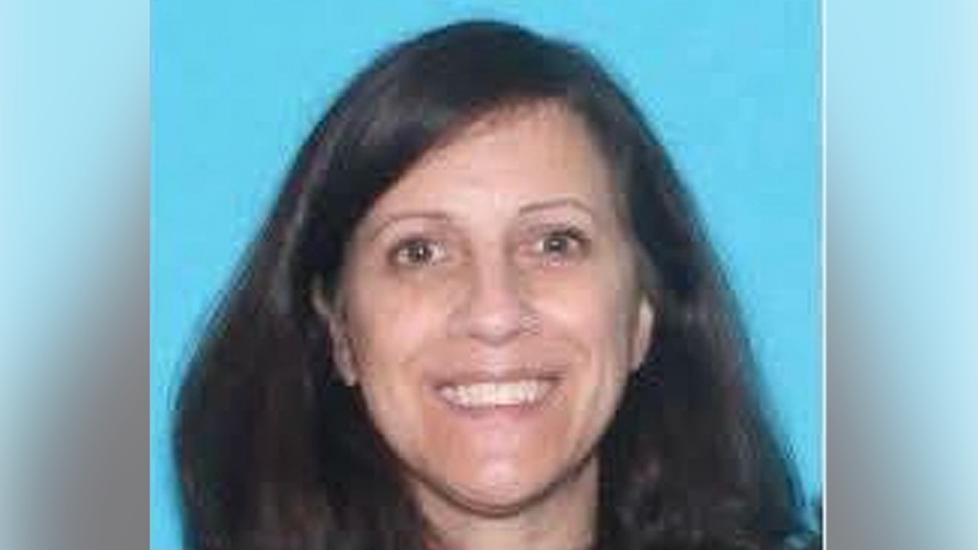 Buscan a una mujer tras el hallazgo del cuerpo de su esposo, un policía veterano, en su casa en Massachusetts