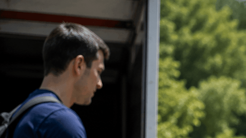 Grupo de jóvenes transportando cajas y suministros en una zona afectada, en una imagen ilustrativa sobre un programa federal de servicio en Estados Unidos