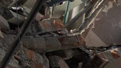 Los rescatistas sacan el cuerpo de una víctima de entre los escombros cuatro días después del terremoto que azotó Pereira, Colombia, el viernes 14 de agosto de 2026.