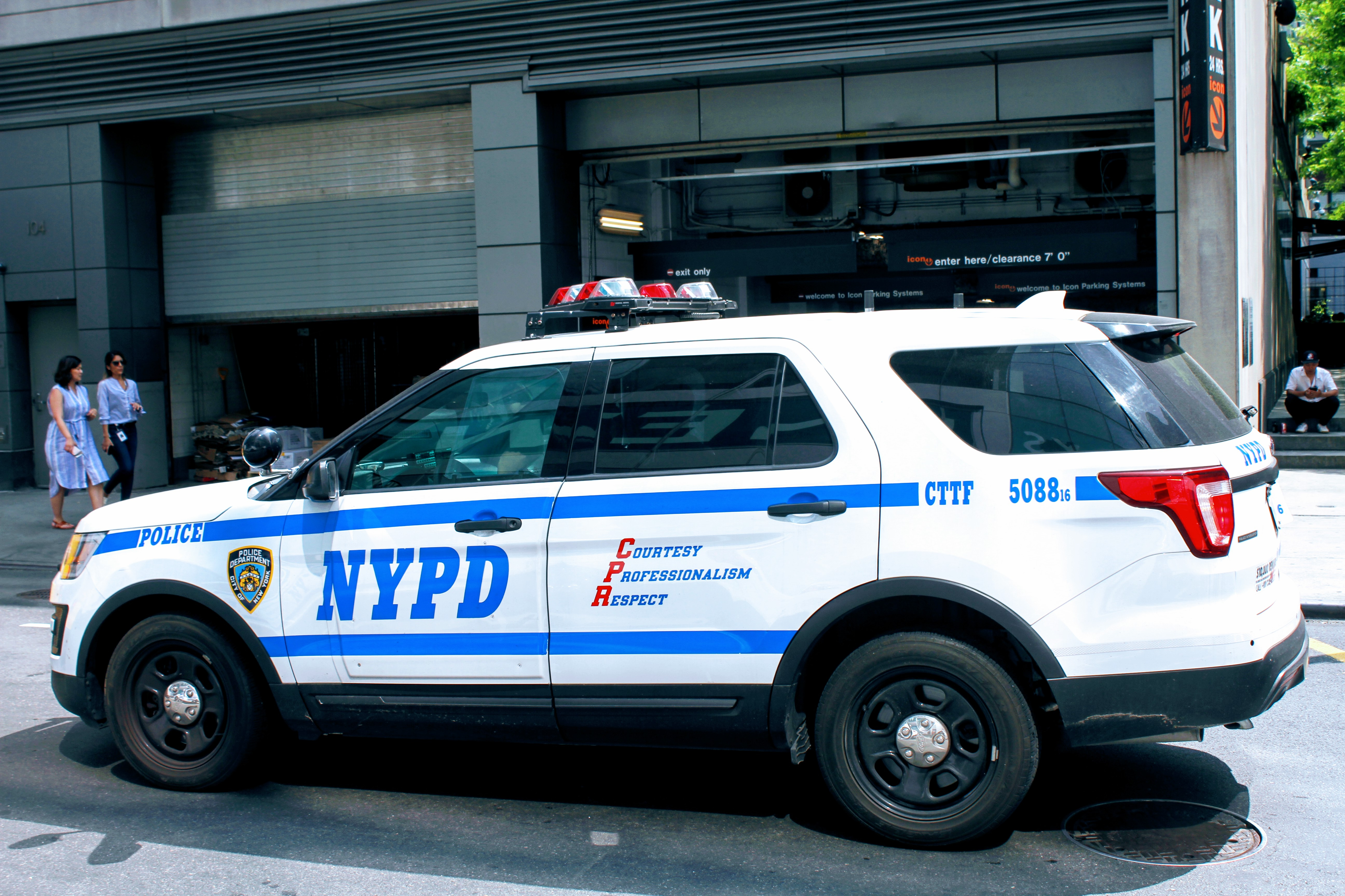Un hombre de 36 años fue asesinado a puñaladas dentro de un exclusivo complejo residencial en Queens