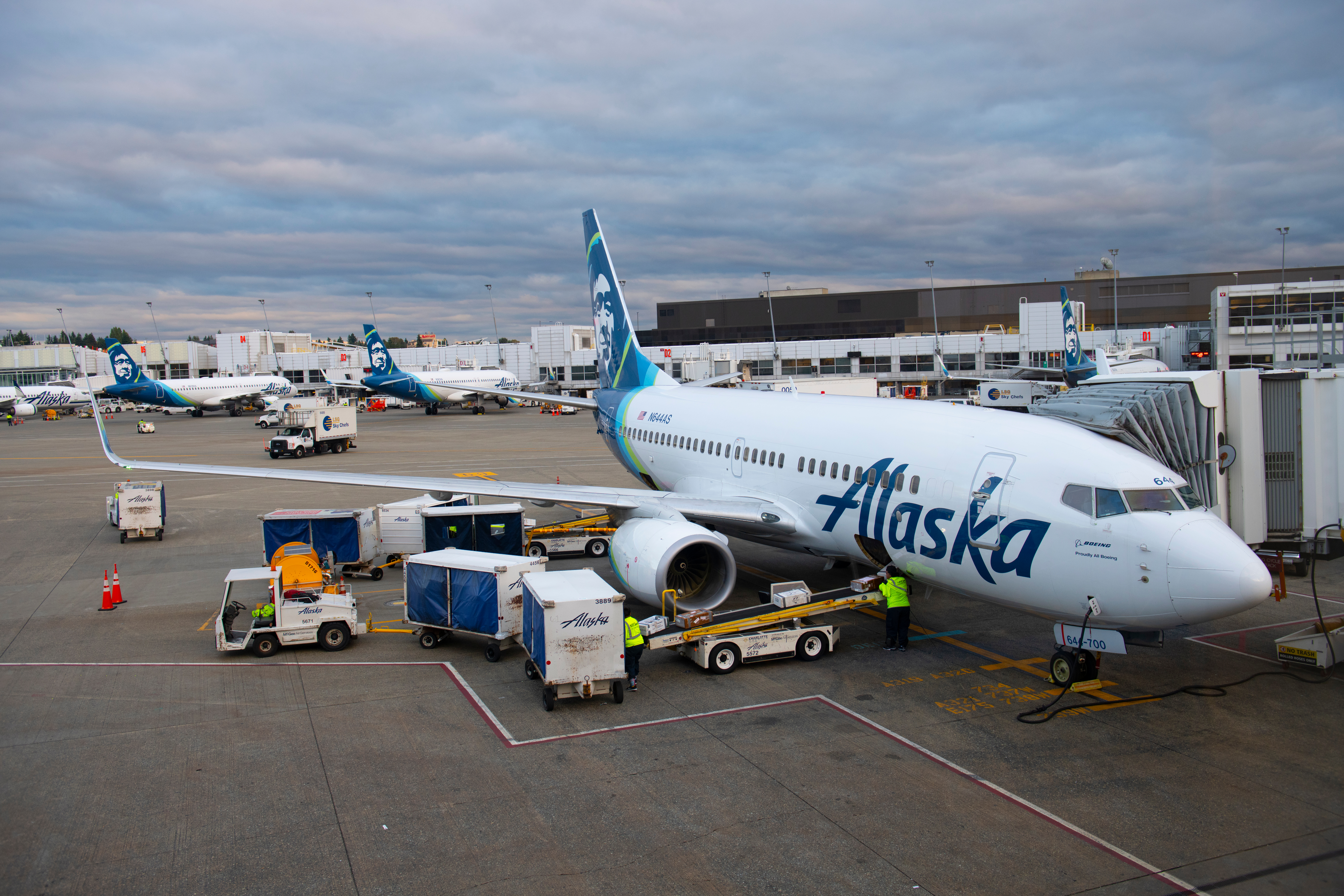 Un vuelo de Alaska Airlines fue detenido en Miami tras amenazas de pasajeros de tomar el control del avión