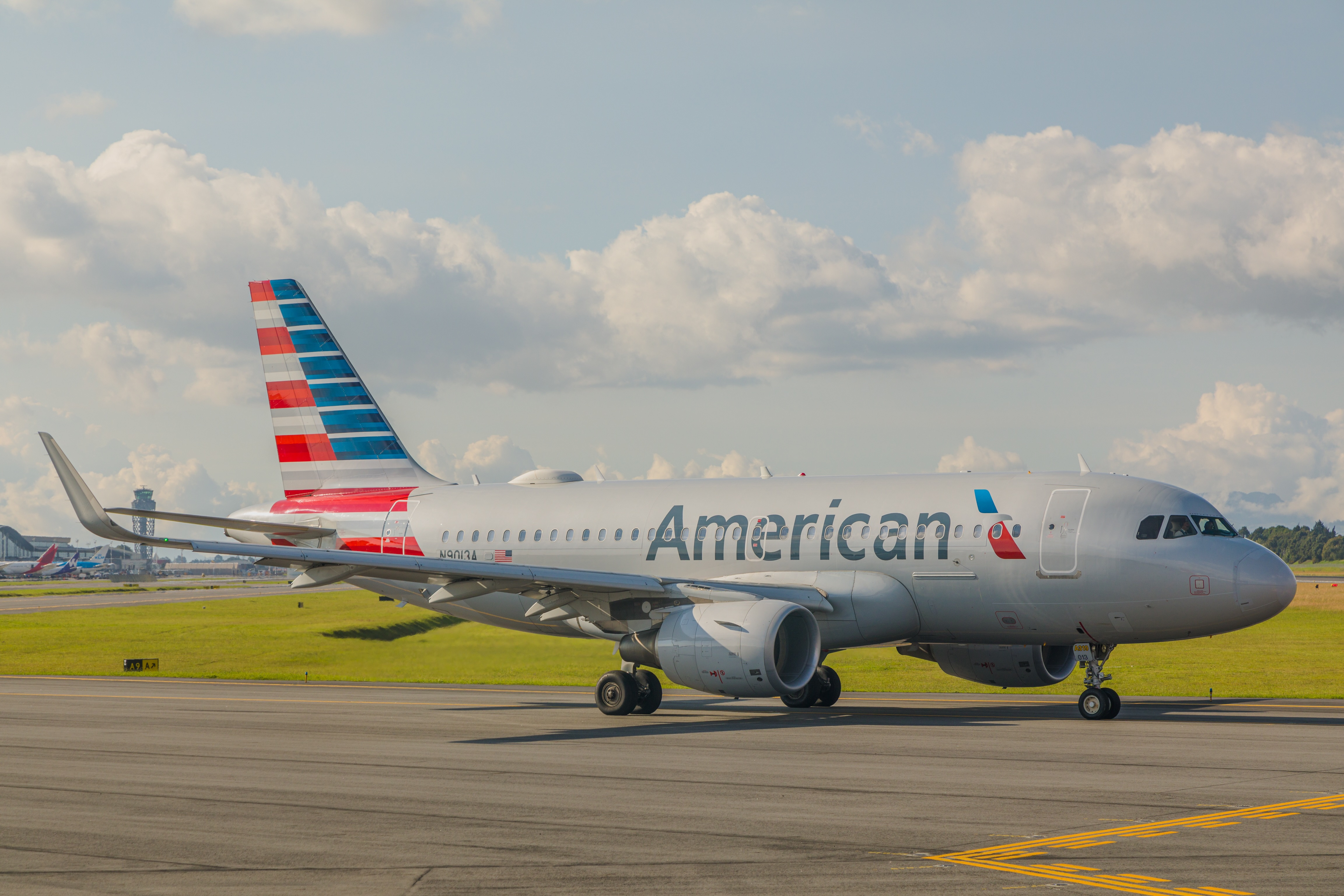 Avión de American Airlines revienta dos neumáticos al aterrizar en aeropuerto de Chicago