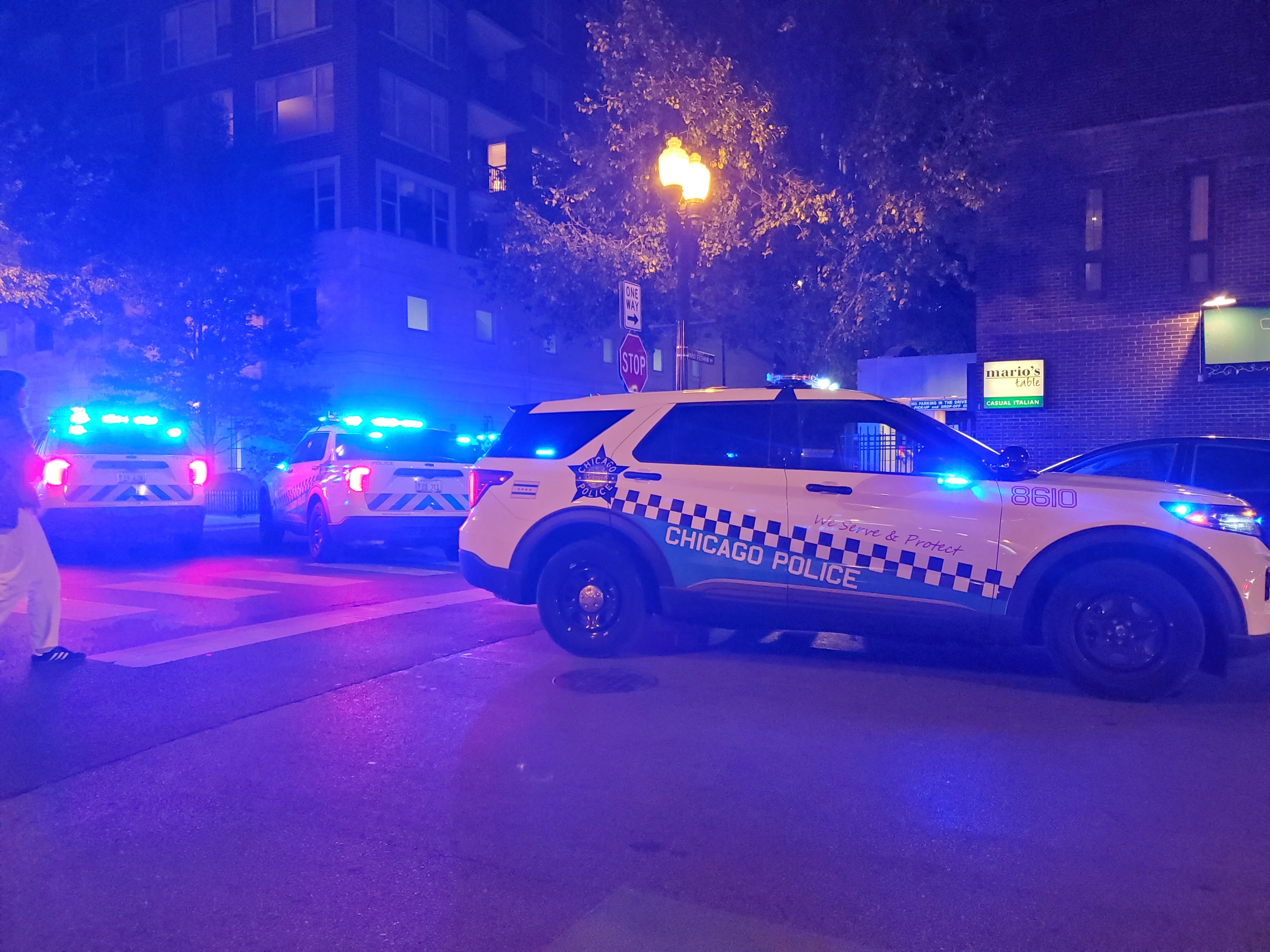 Dos trabajadores de limpieza son hallados muertos a tiros dentro de una escuela primaria de Chicago