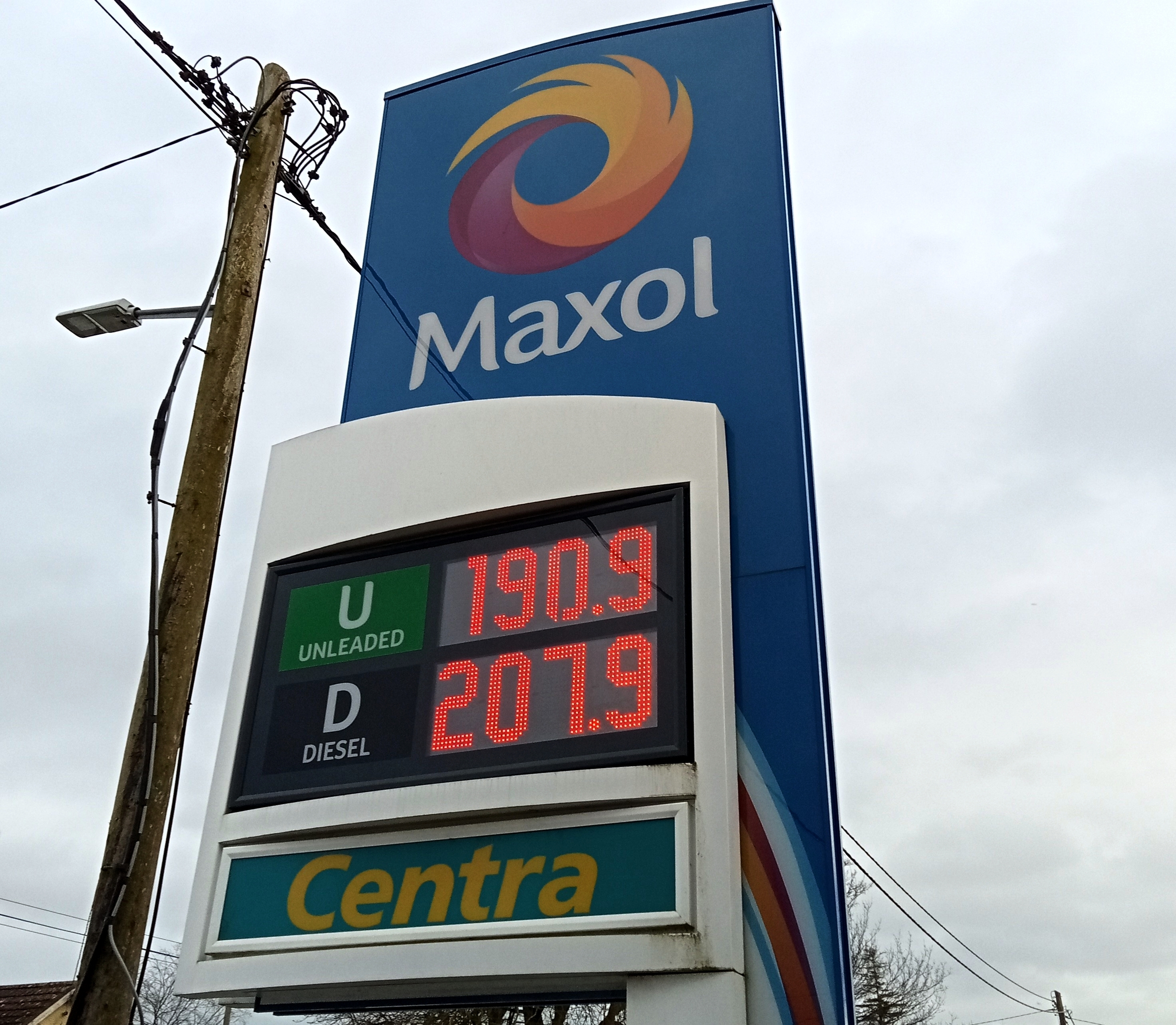 Electricista de Illinois quedó varado durante horas en un letrero de gasolinera a 130 pies de altura y pensó que iba a morir