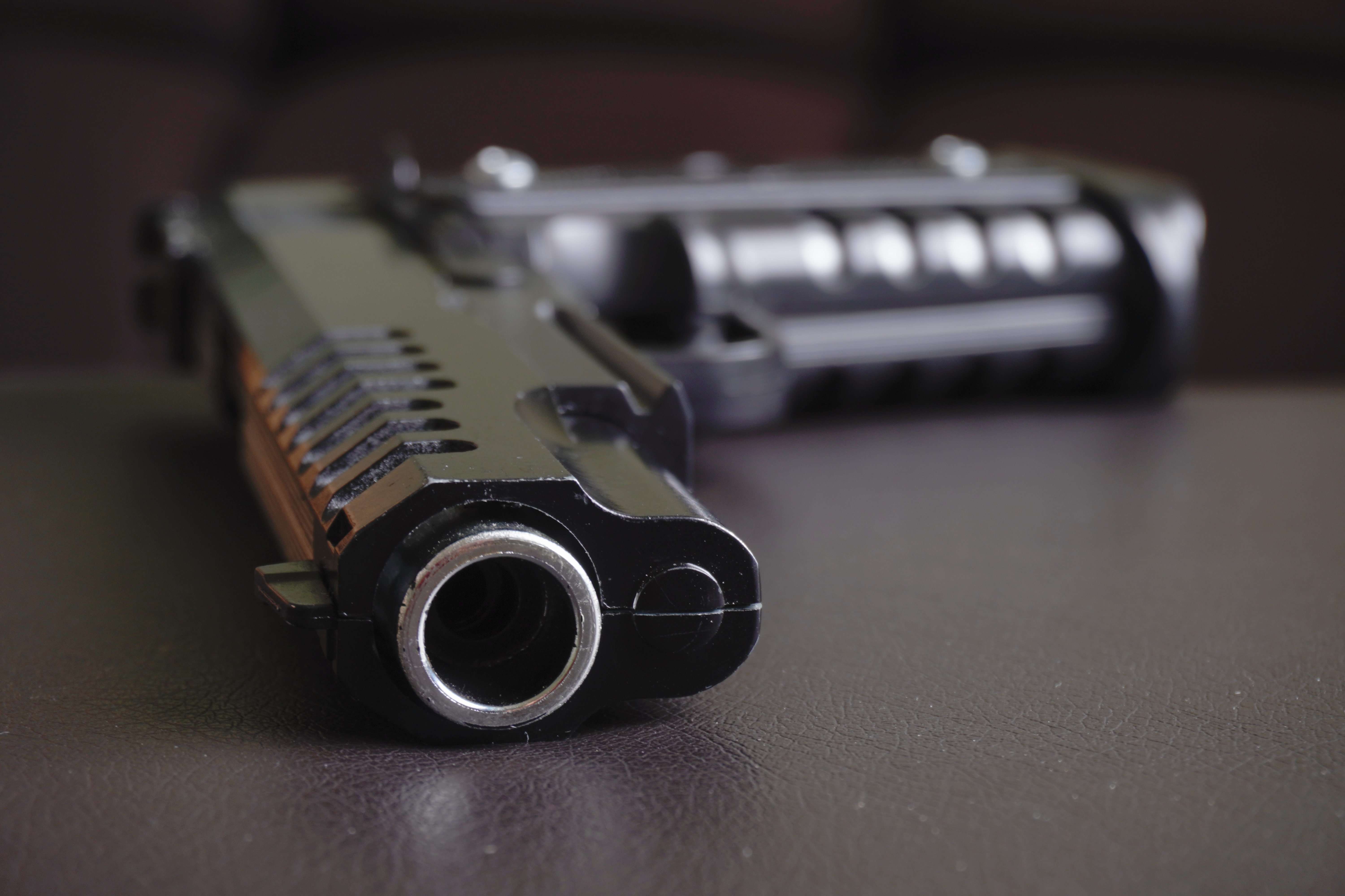 Niño de 5 años muere tras encontrar el arma de su padre y dispararse en la cabeza en Tennessee