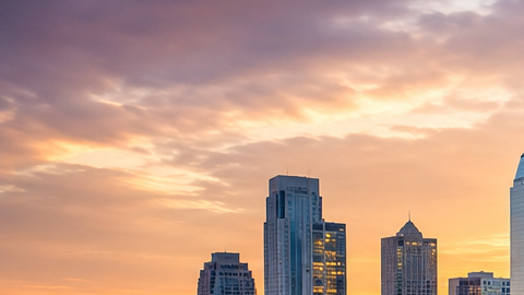 Vista urbana de Texas con viviendas, rascacielos y una gran bandera estatal en primer plano al atardecer