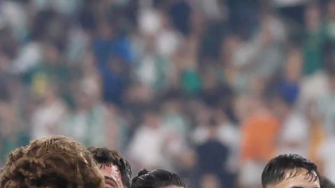 SEVILLA, 04/09/2026.- Los jugadores del Betis celebran la victoria al finalizar el partido de la cuarta jornada de LaLiga que Real Betis y Real Madrid disputaron este viernes en el estadio de La Cartuja, en Sevilla. EFE/José Manuel Vidal.