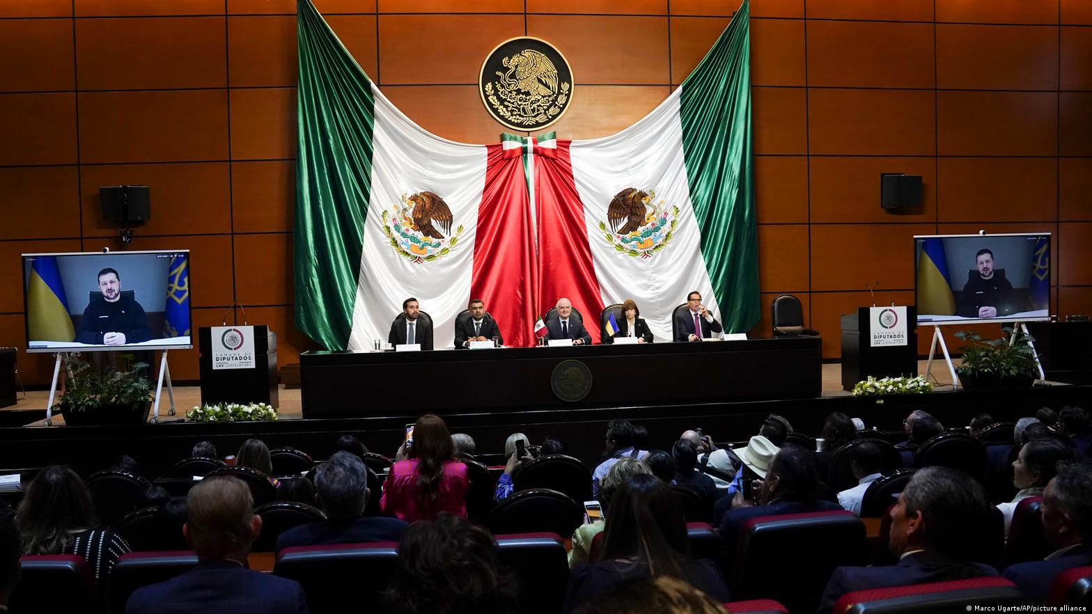 México prohíbe doble nacionalidad a futuros gobernantes