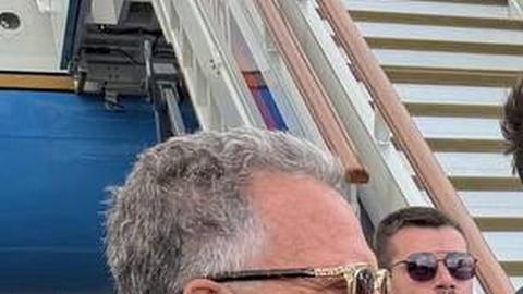 El enviado presidencial ruso Kirill Dmitriev saluda a los emisarios de EE.UU., Jared Kushner y Steve Witkoff, durante una reciente visita a Moscú.