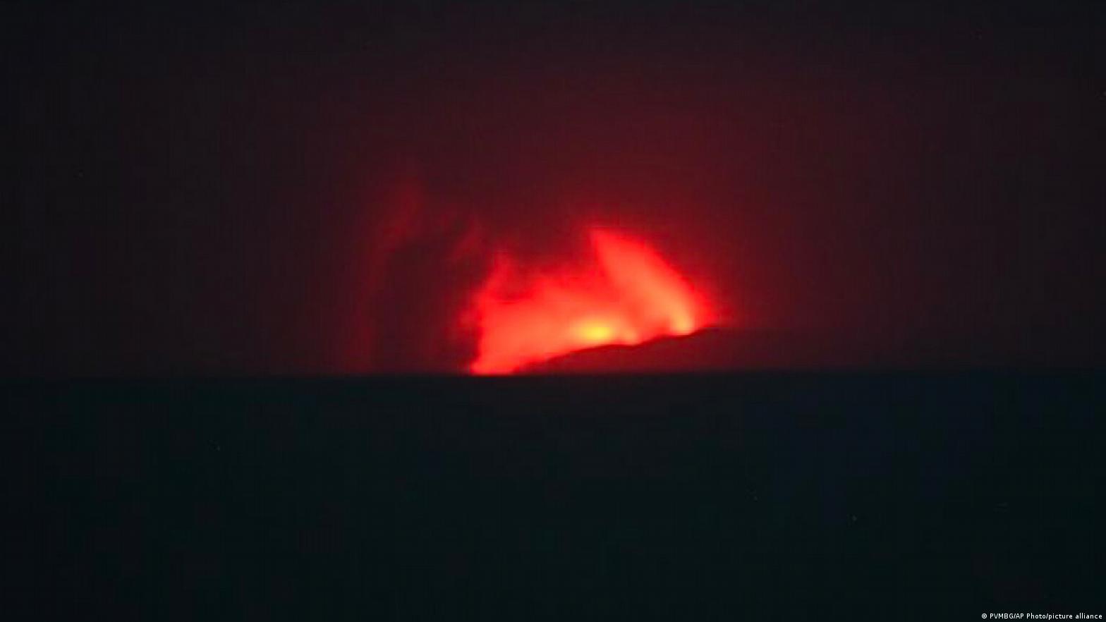 Volcán Krakatoa hace erupción en Indonesia y provoca la cancelación de vuelos ante la emergencia