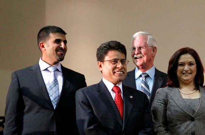 Ali Saleh (izq.) y Ana María Quintana (der.) en una foto de 2011 cuando juraron como concejales de Bell. Ella es actualmente la alcaldesa de la pequeña ciudaden el condado de Los Ángeles.
