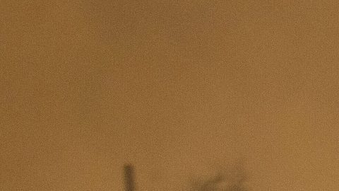Una pareja contempla la devastación causada por el incendio Eaton en Altadena en enero de 2025. El condado de Los Ángeles ha demandado a la aseguradora State Farm por incumplimiento.