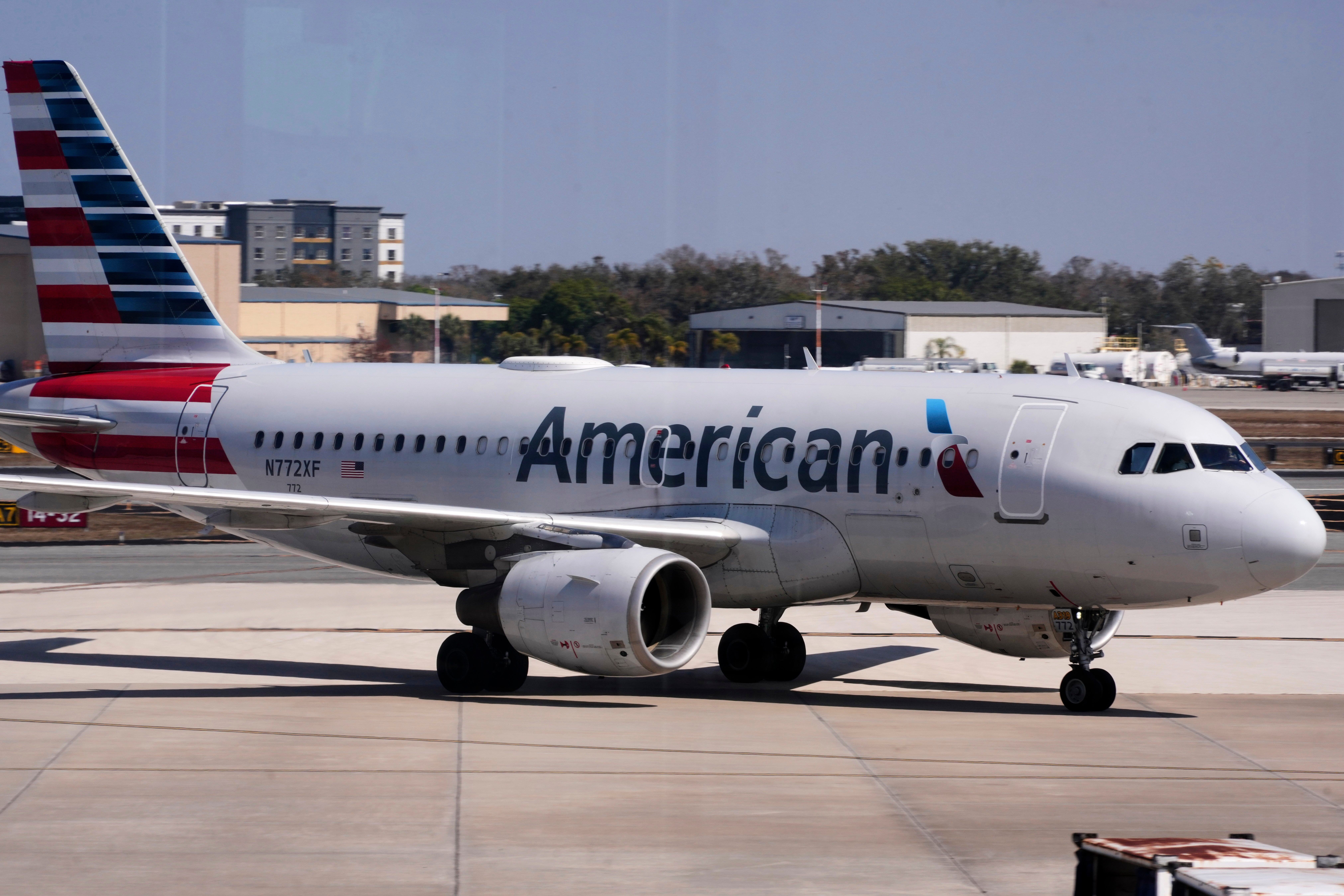 Pasajero inmovilizado con cinta adhesiva tras comportamiento violento en vuelo de American Airlines
