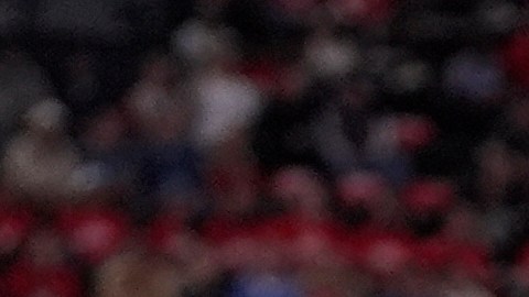 Kawhi Leonard (c) fue sancionado por la NBA con una multa de $700,000 dólares