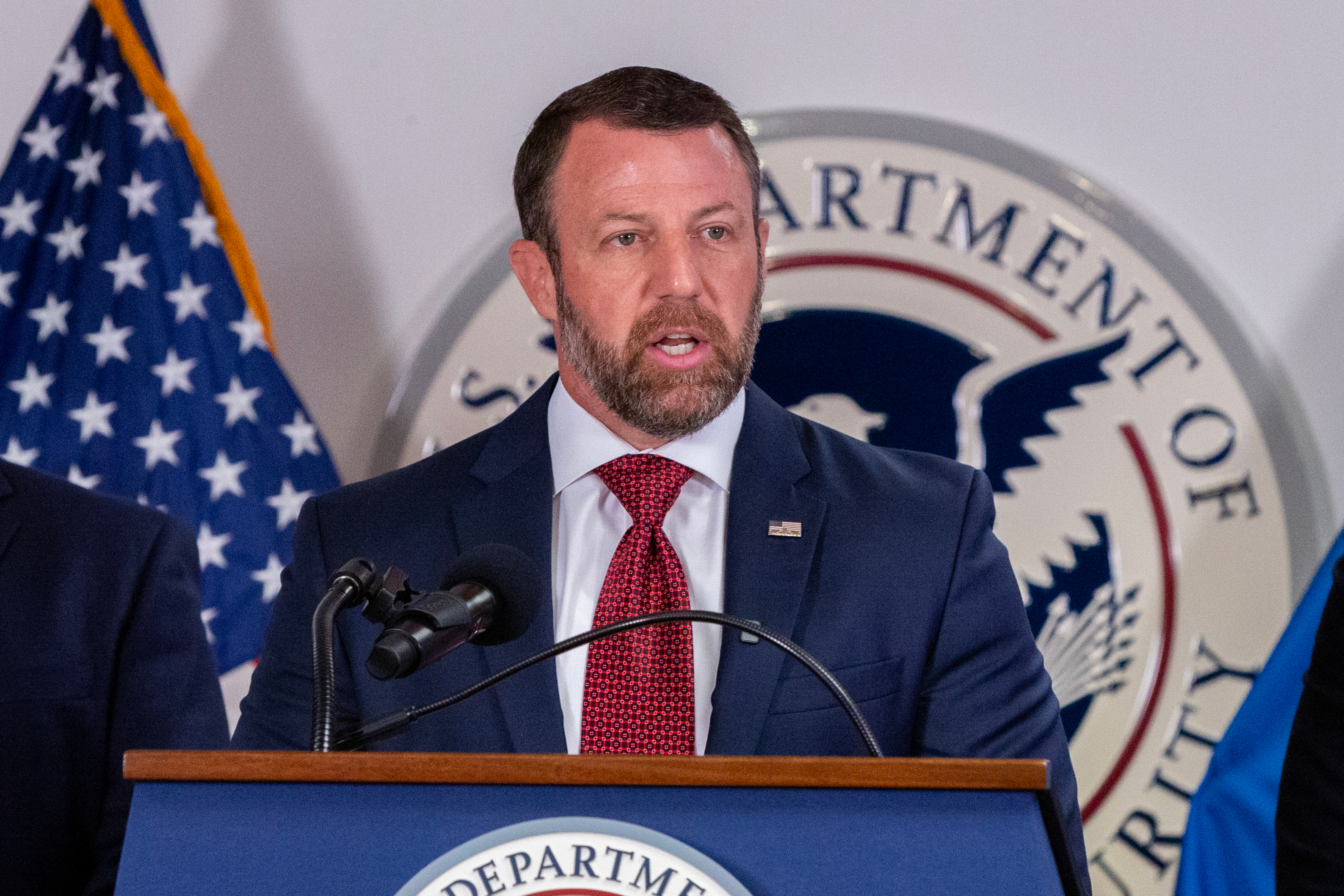 Avión del secretario del Seguridad Nacional de EE.UU., Markwayne Mullin, aterriza de emergencia en Washington por una avería