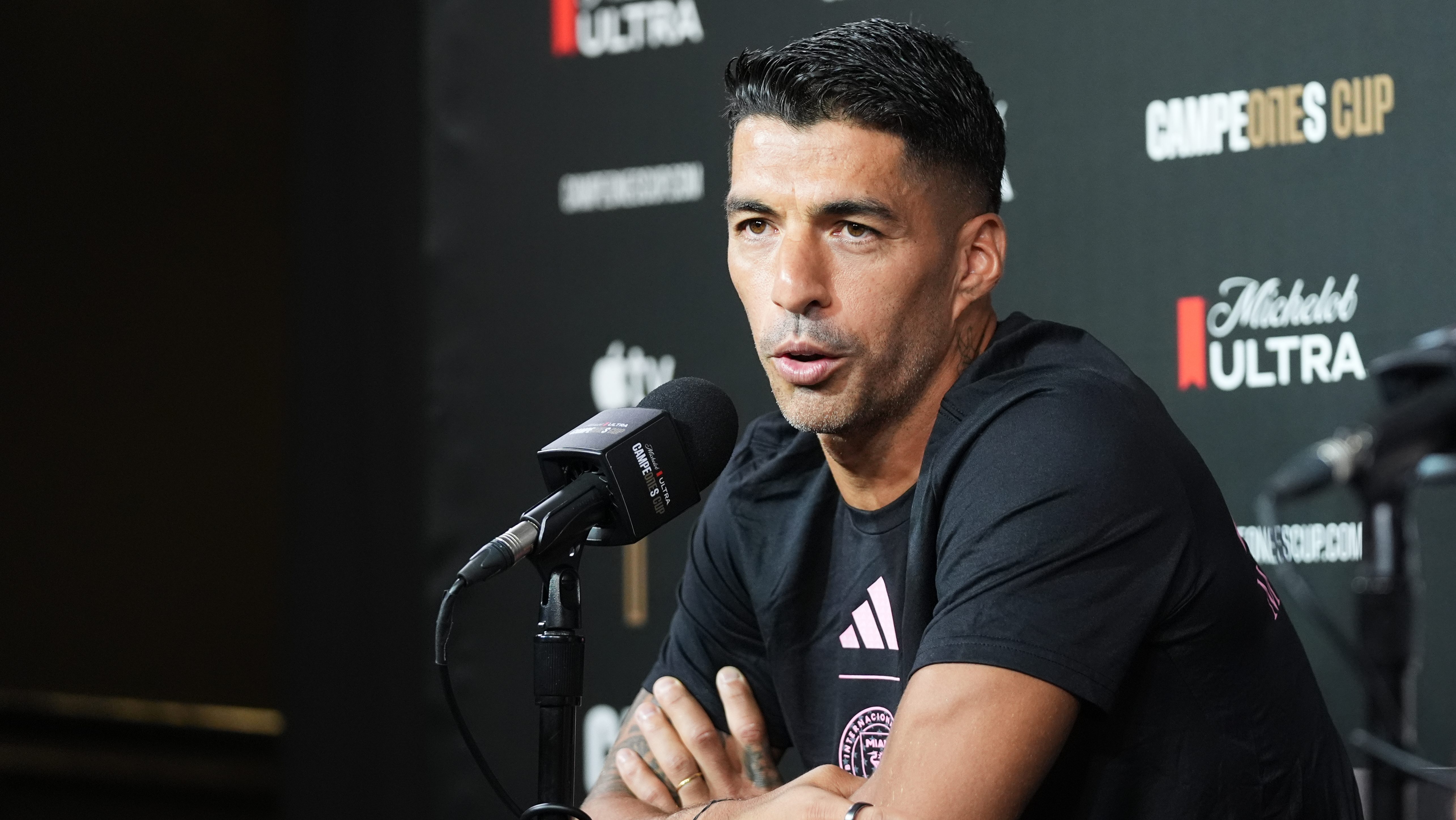 El Pistolero Suárez anticipa una guerra contra Cruz Azul y elogia el juego de Erik Lira