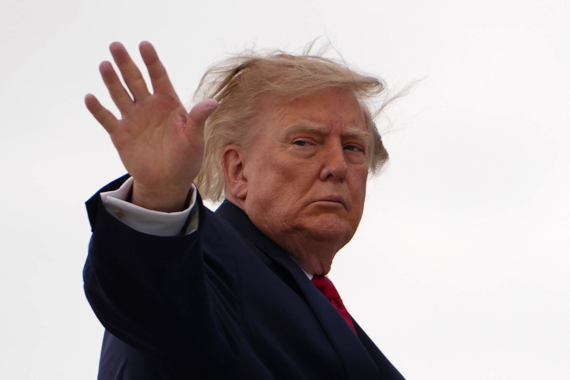 Trump aplaude operativo que frustró un ataque contra una base británica usada por EE.UU.