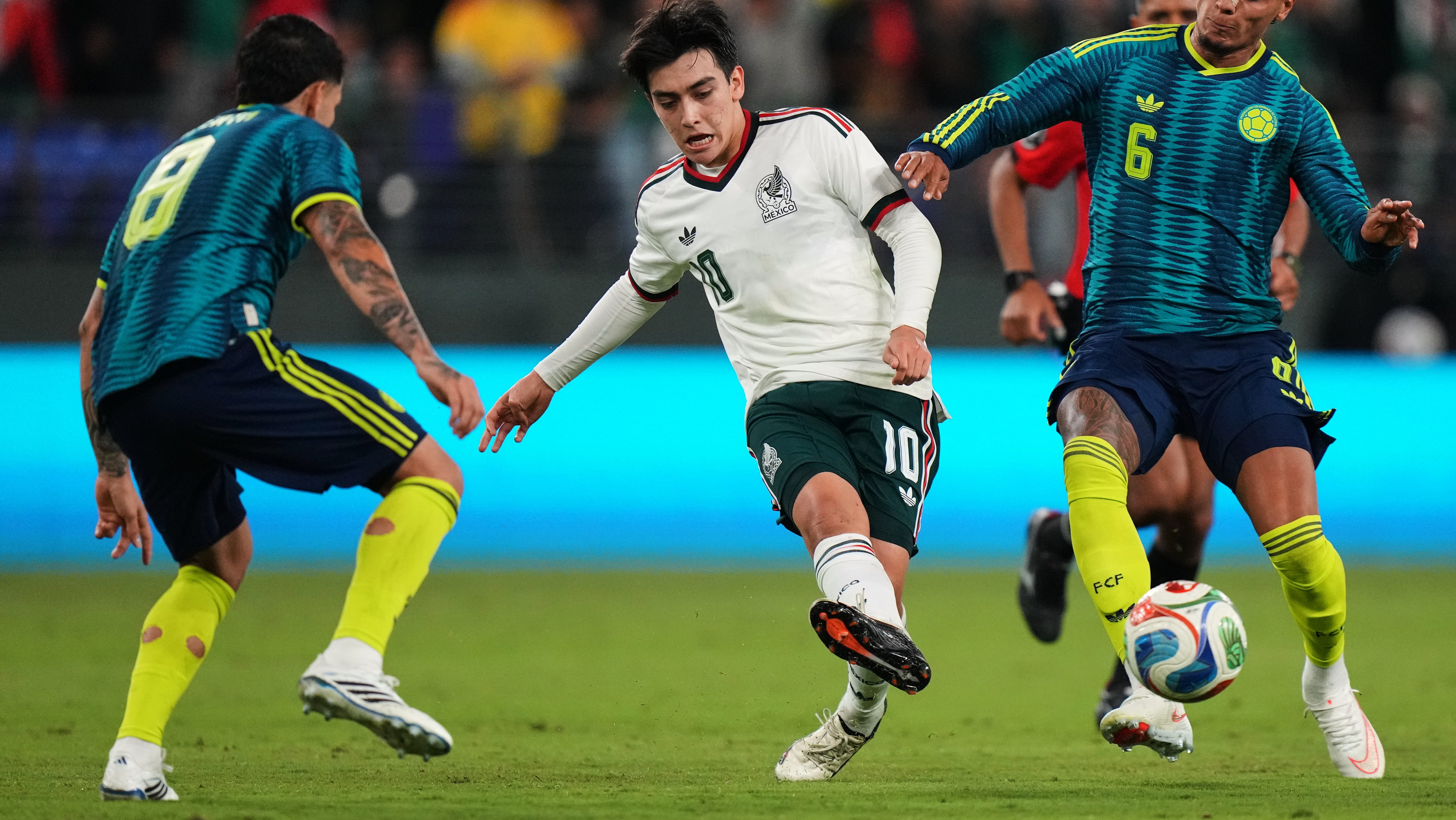 Gilberto Mora se viste de héroe y le salva el debut al Kaiser con la selección