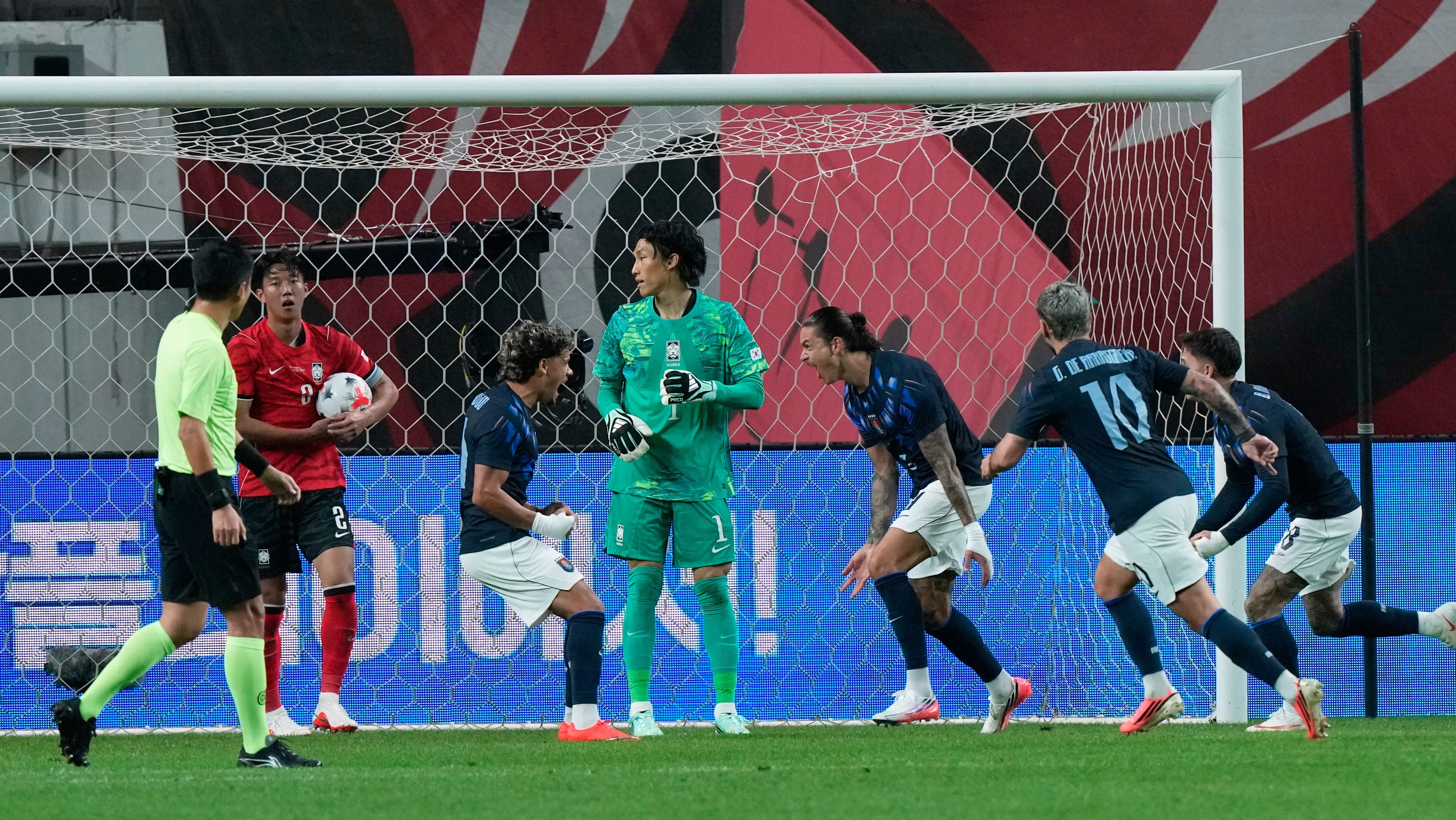 La Celeste despertó: Uruguay golea a Corea del Sur y Forlán consigue su primer triunfo