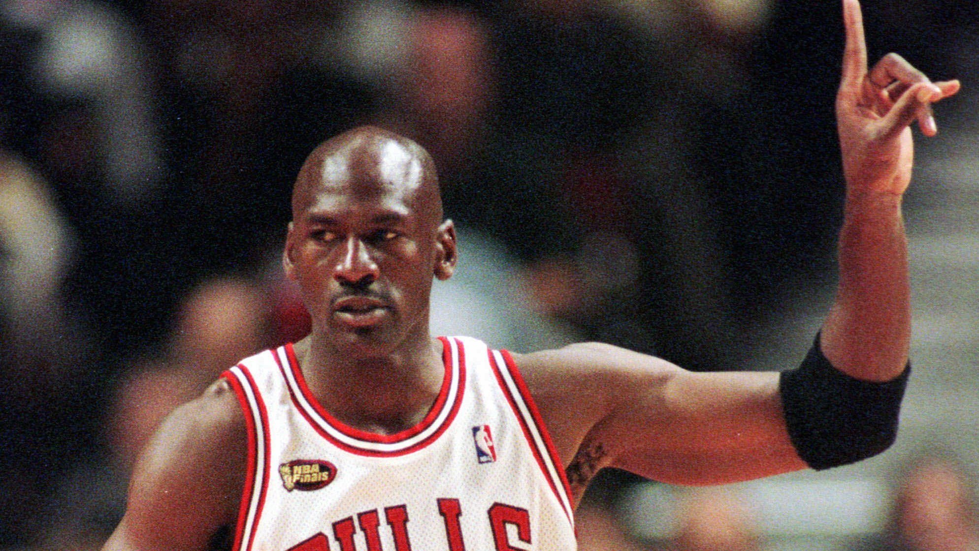 Una camiseta de Michael Jordan fue subastada por más de $12 millones de dólares