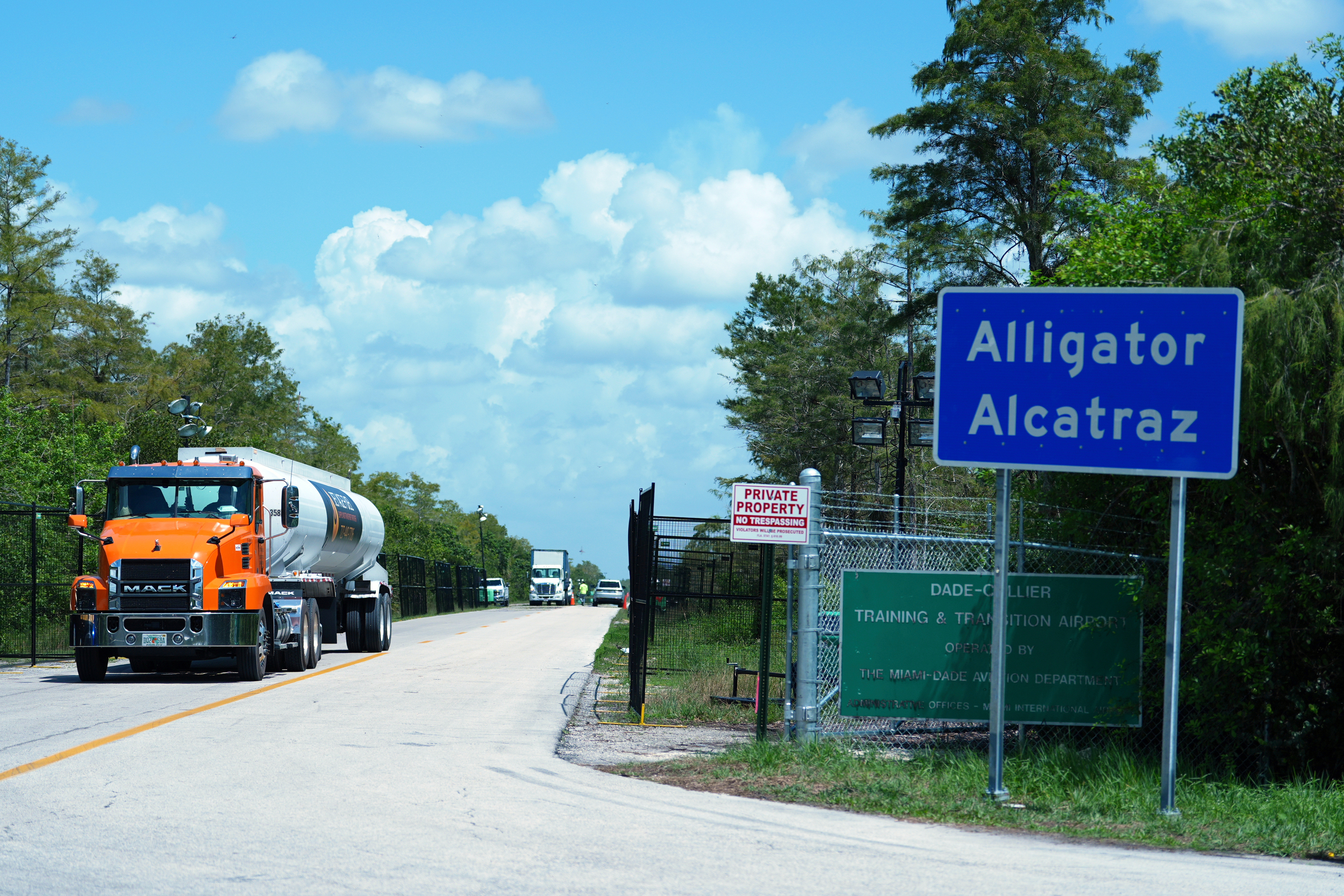 Acusan a dos exguardias de Alligator Alcatraz de golpear a inmigrante cubano