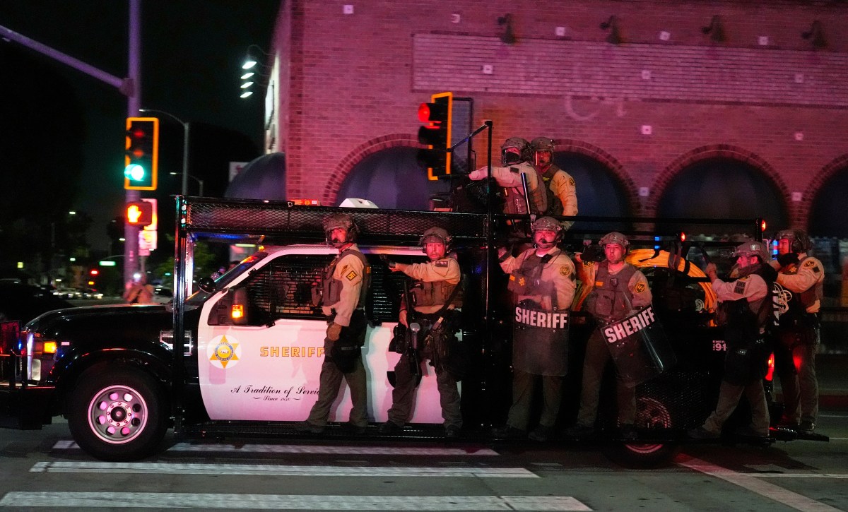 Decenas de personas detenidas en operativo contra tomas de calle en Los Ángeles