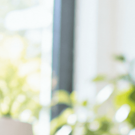 Mujer abre una caja de Amazon en su casa, en una imagen alusiva a los reembolsos automáticos que recibirán millones de clientes de Amazon Prime en Estados Unidos.