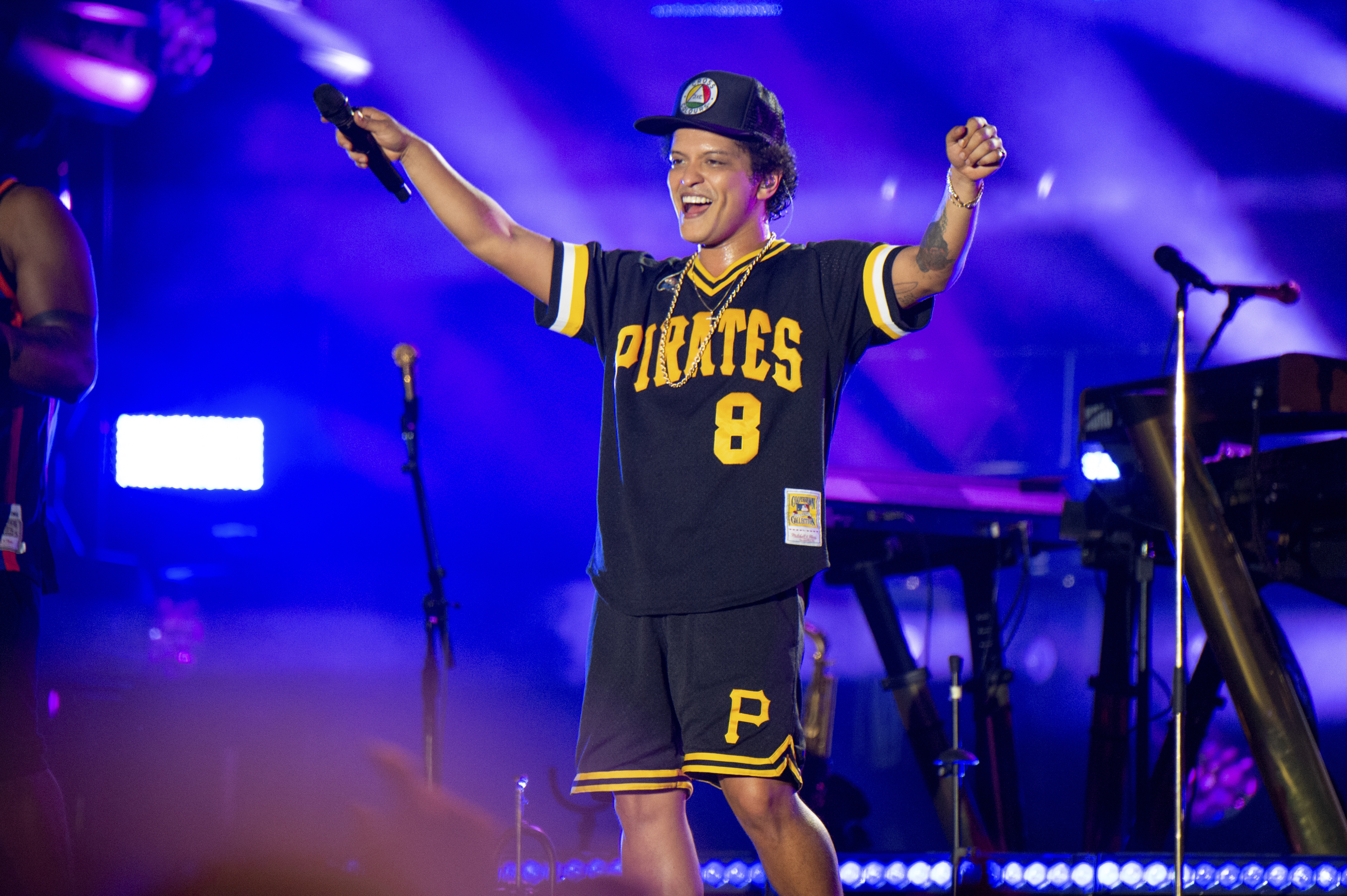 Bruno Mars se muestra “celoso” tras el show de Karol G y Drake