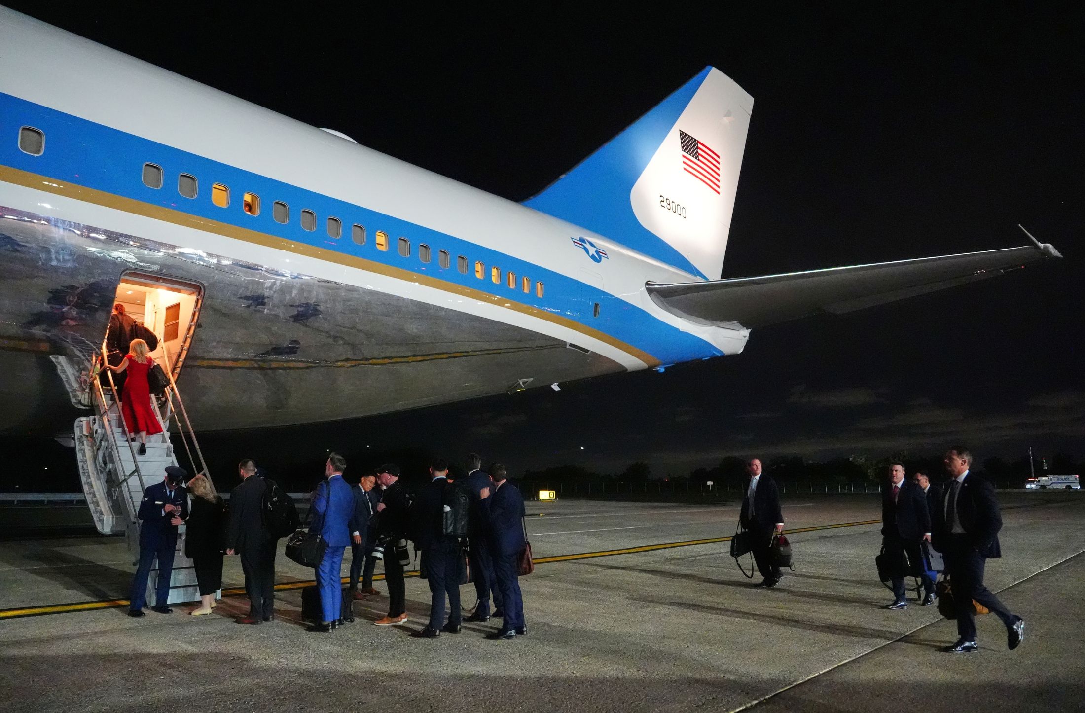 CNN queda fuera del Air Force One y Trump cuestiona su acceso a la “sagrada” Casa Blanca