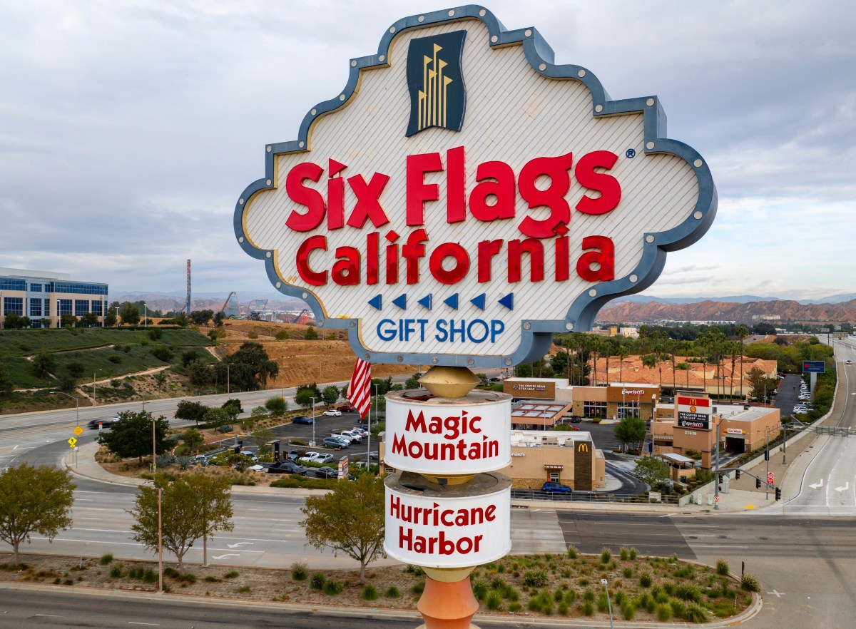Cierran montaña rusa de Six Flags en California por su historial de accidentes y muertes