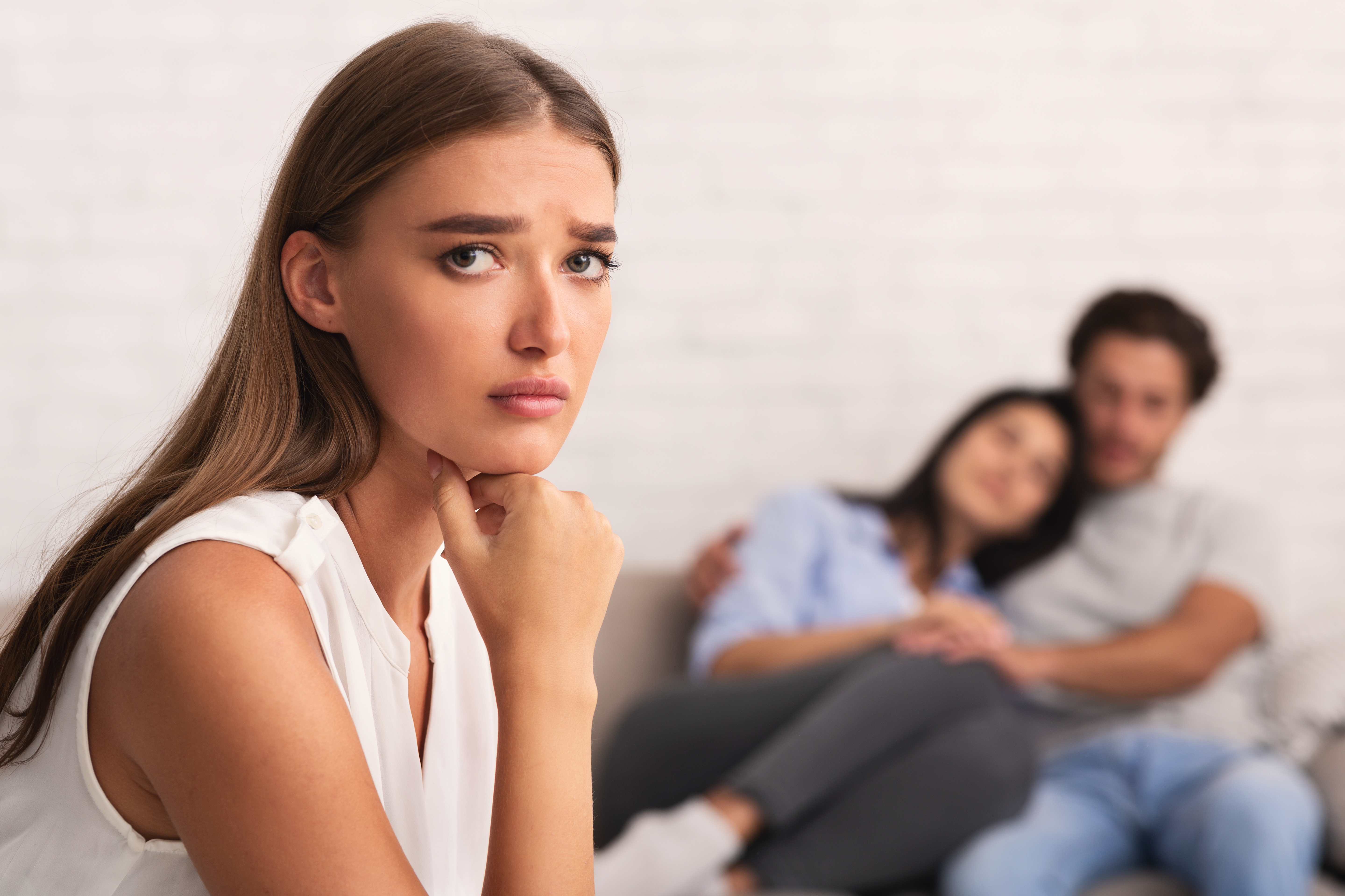5 cosas que jamás debes permitirle a tu pareja con su "mejor amiga"