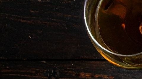 Las tablas de picada suelen contener embutidos, quesos, frutas y algunas mermeladas, y se ofrecen como degustación de entrada.