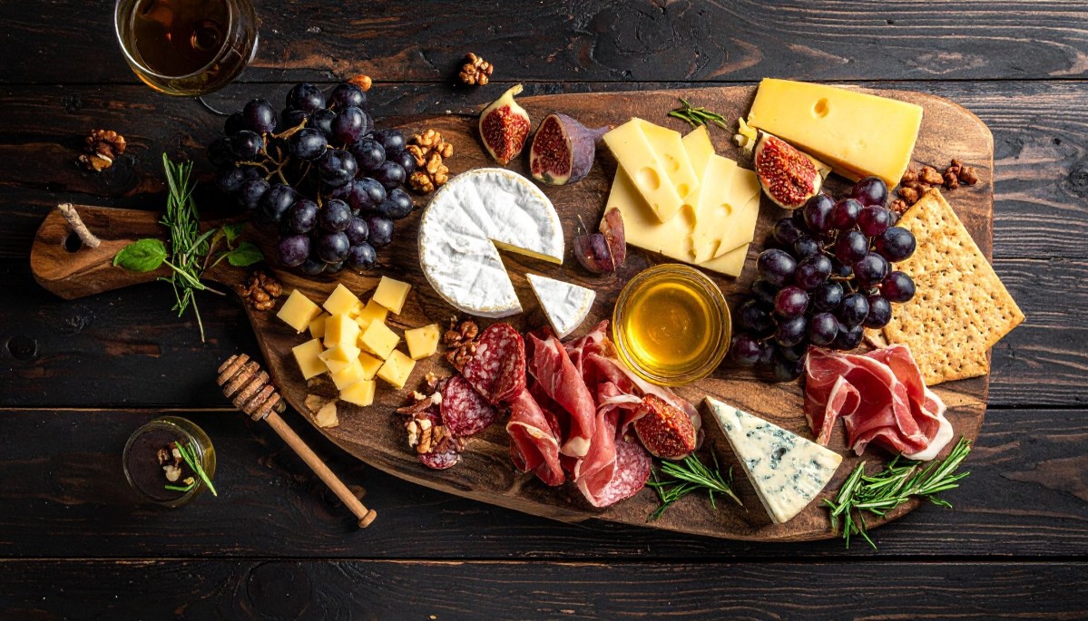Crean en París la tabla de picada más grande del mundo: tardaron dos días y es récord Guinness