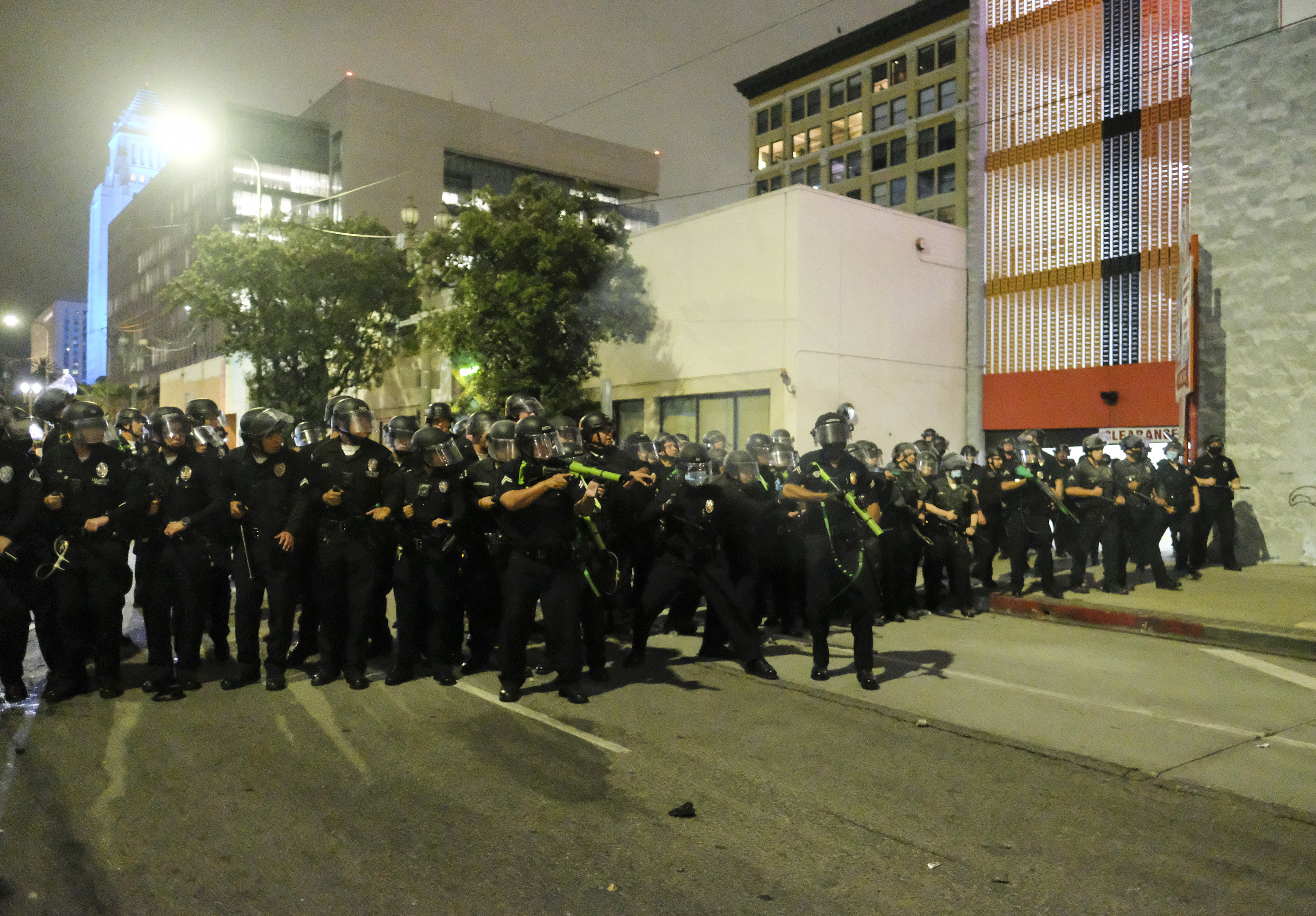 LAPD detiene a decenas de personas en operativo contra tomas de calle