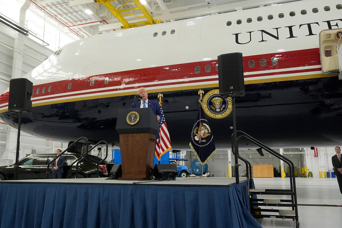 Donal Trump planea volar de nuevo en el Air Force One obsequiado por Qatar que le generó desconfianza