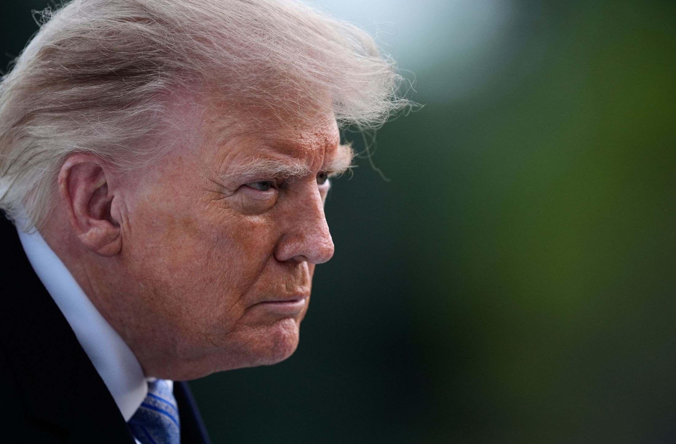 Trump enfrenta un duro escenario en 2026: 33% lo aprueba y 44% votaría contra él