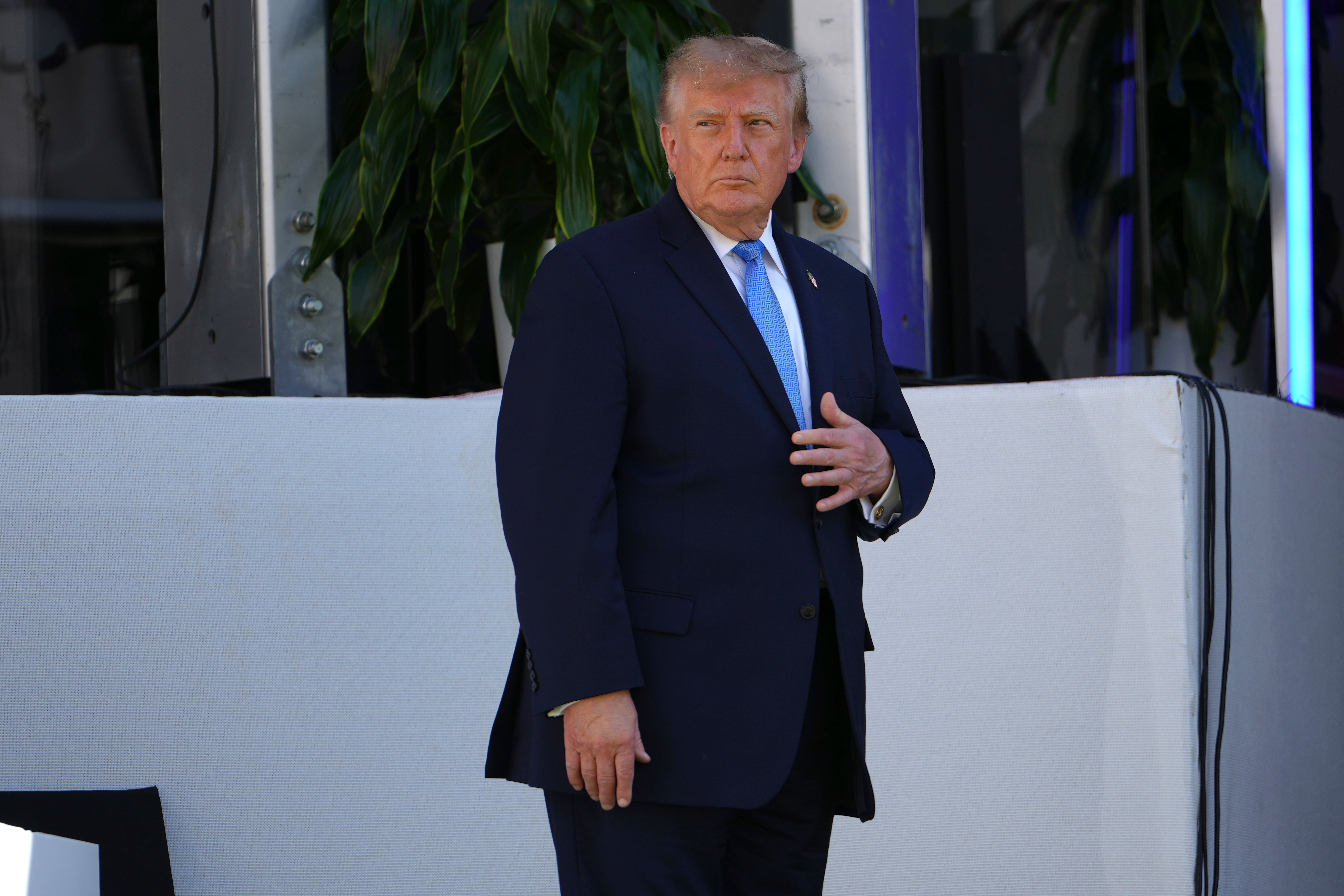 Trump sugiere reemplazar la sala de prensa de la Casa Blanca por una piscina