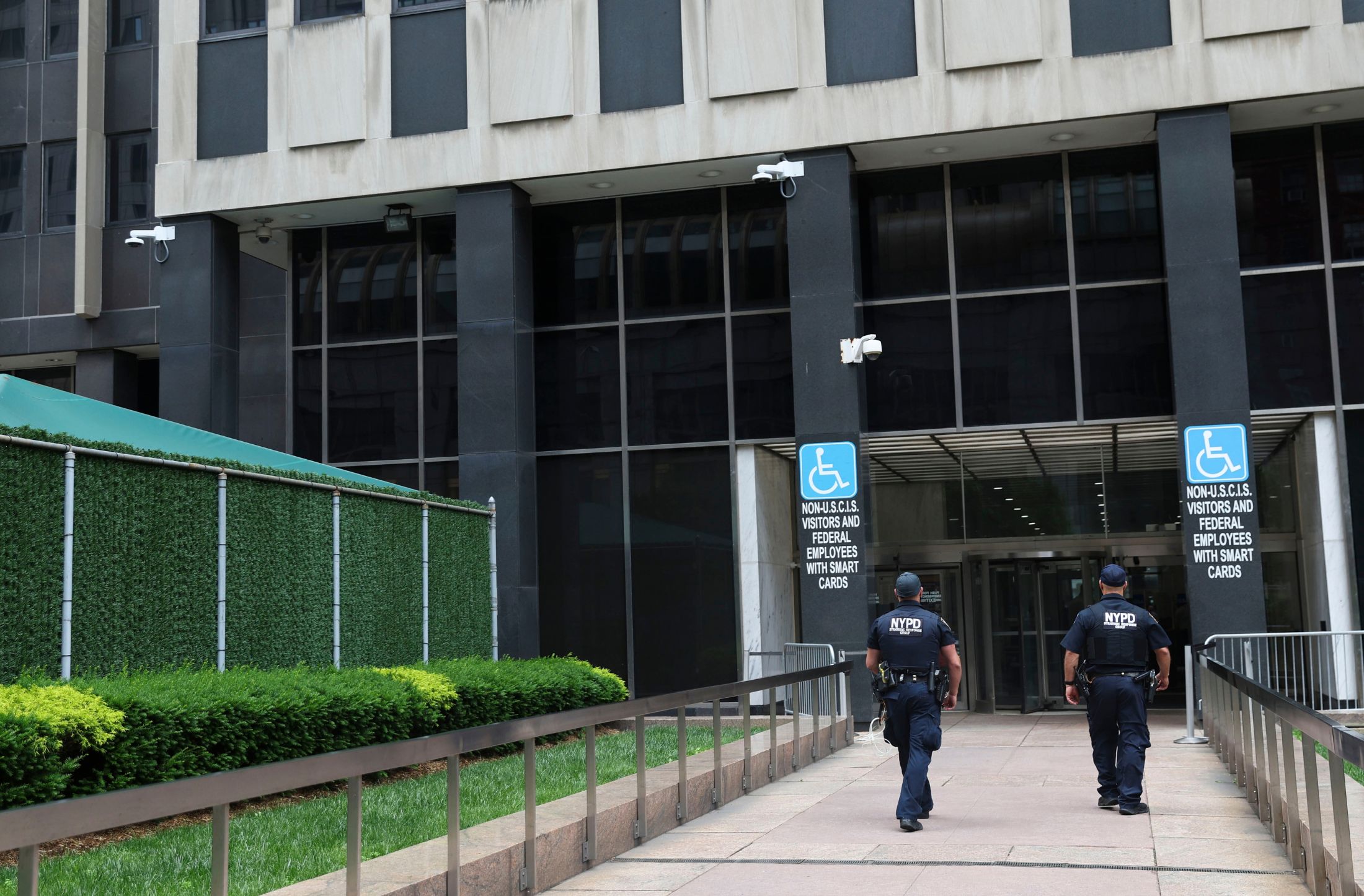 Juez federal señala condiciones “inhumanas” en ICE: salas abarrotadas, insalubres y degradantes