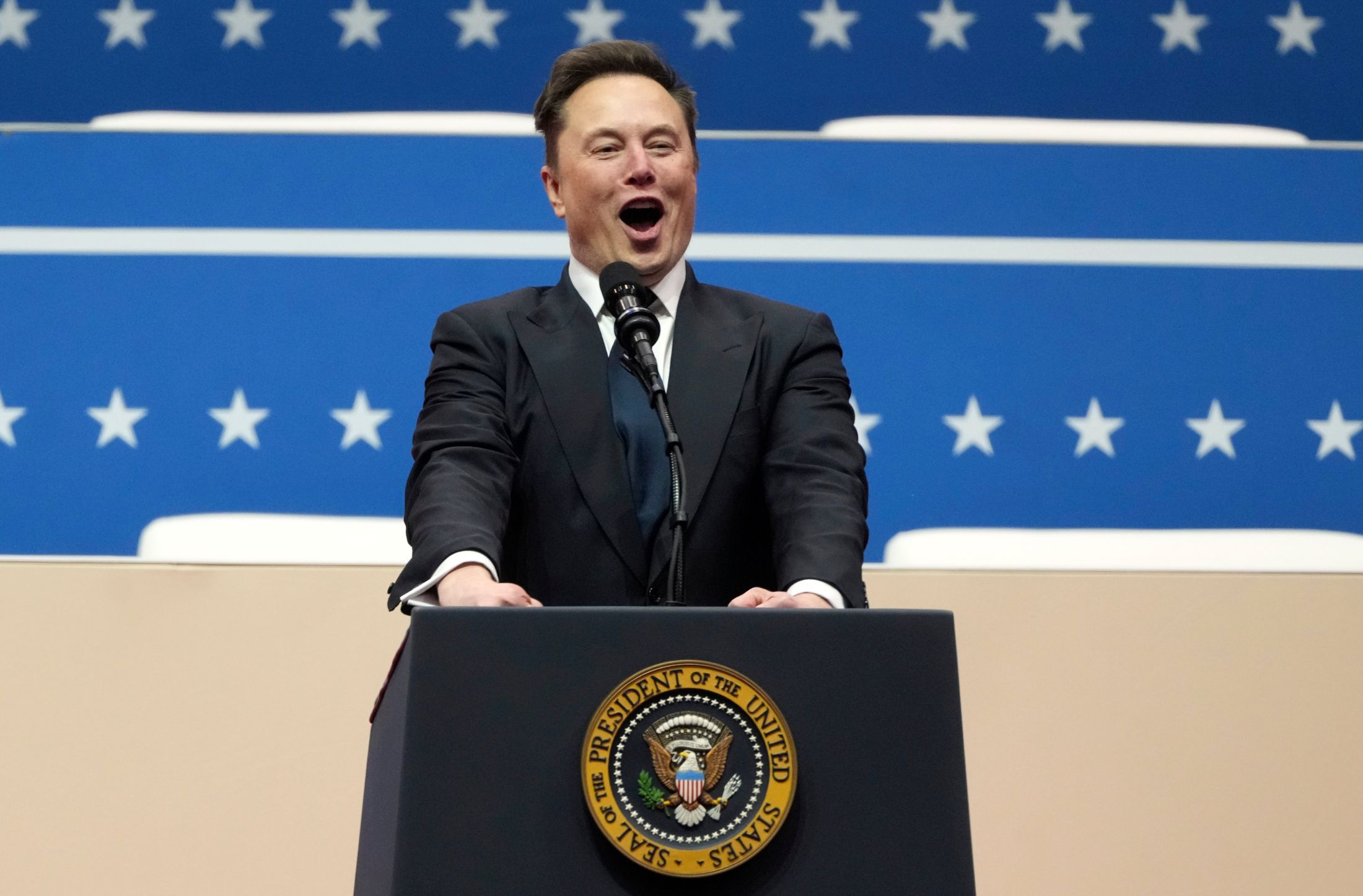 Elon Musk pone $800,000 en juego con su primer gasto para las elecciones de medio mandato
