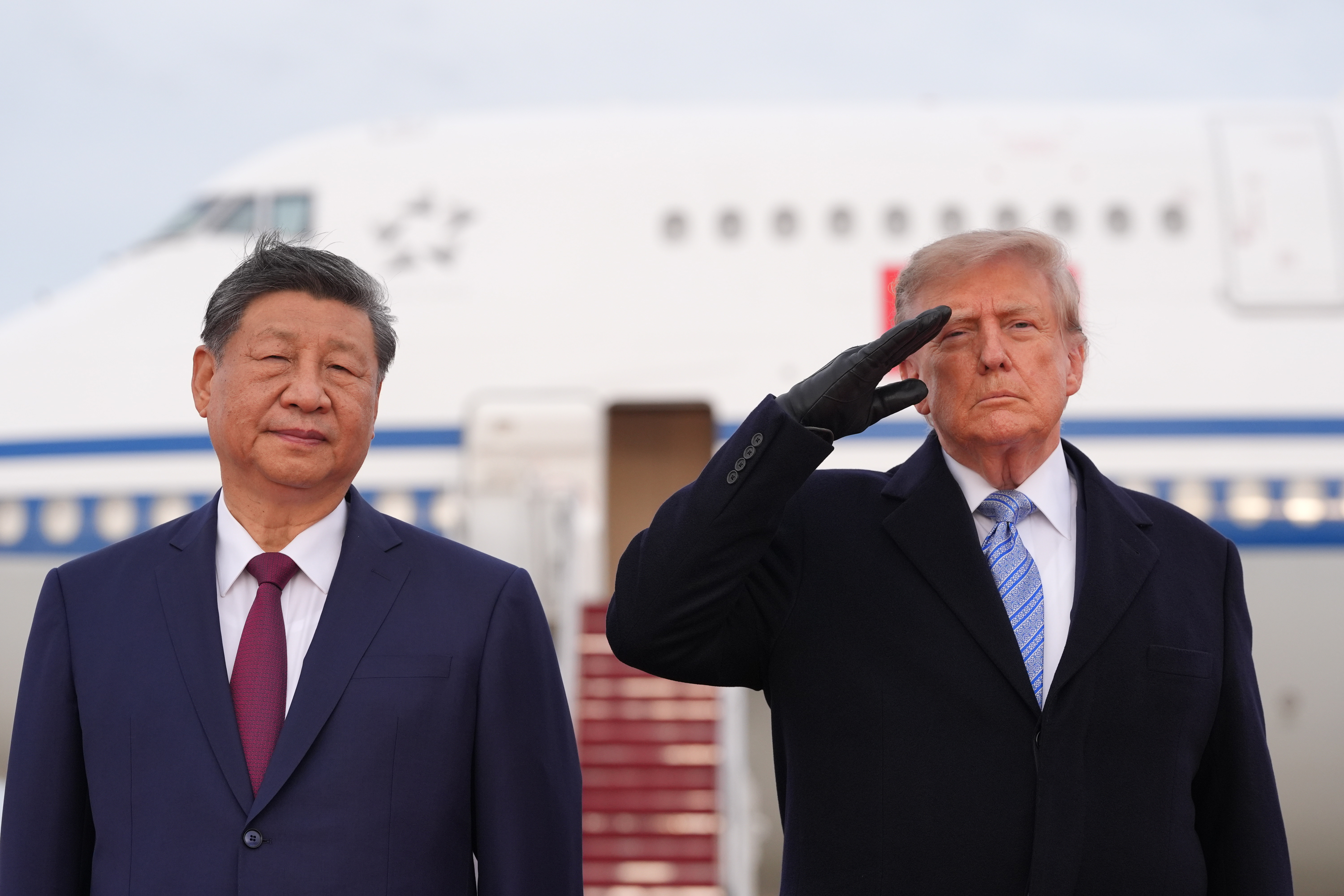 Trump recibe a Xi Jinping con honores militares a pie de pista y alfombra roja