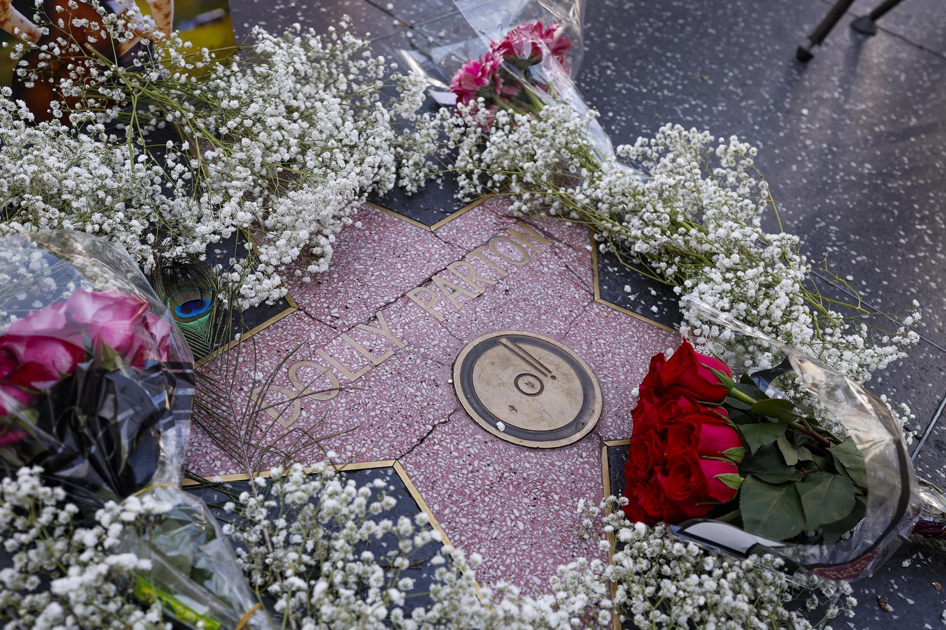 Vandalizan estrella de Dolly Parton en Hollywood