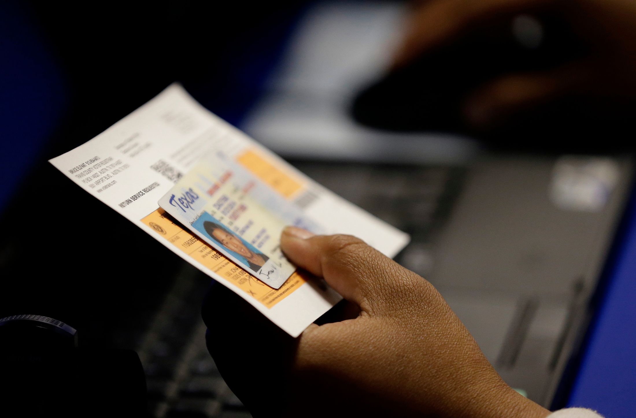 Texas tiene decenas de miles de registros electorales atrasados a días del plazo electoral