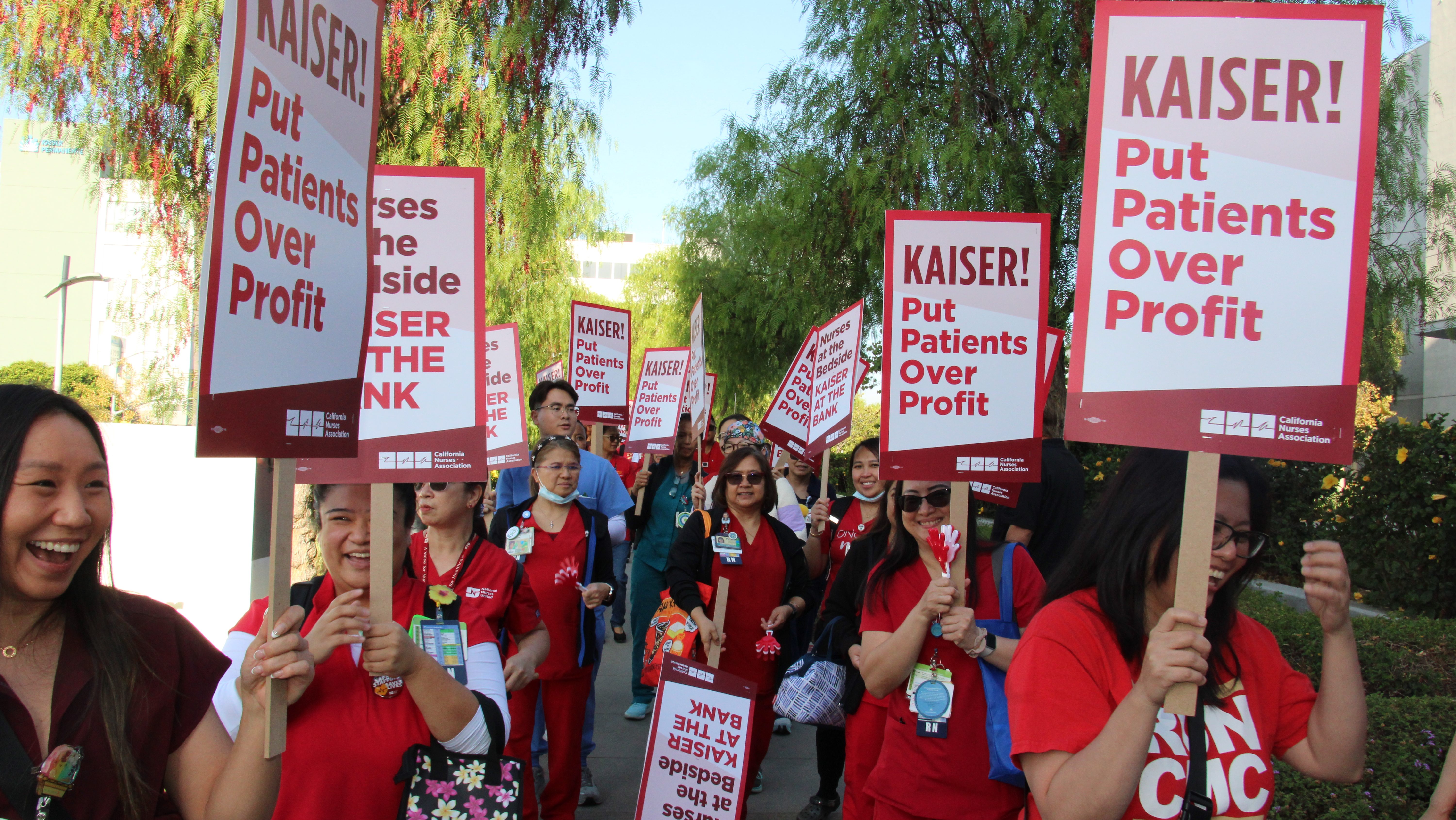 “Todos corren peligro”: enfermeras protestan contra Kaiser Permanente