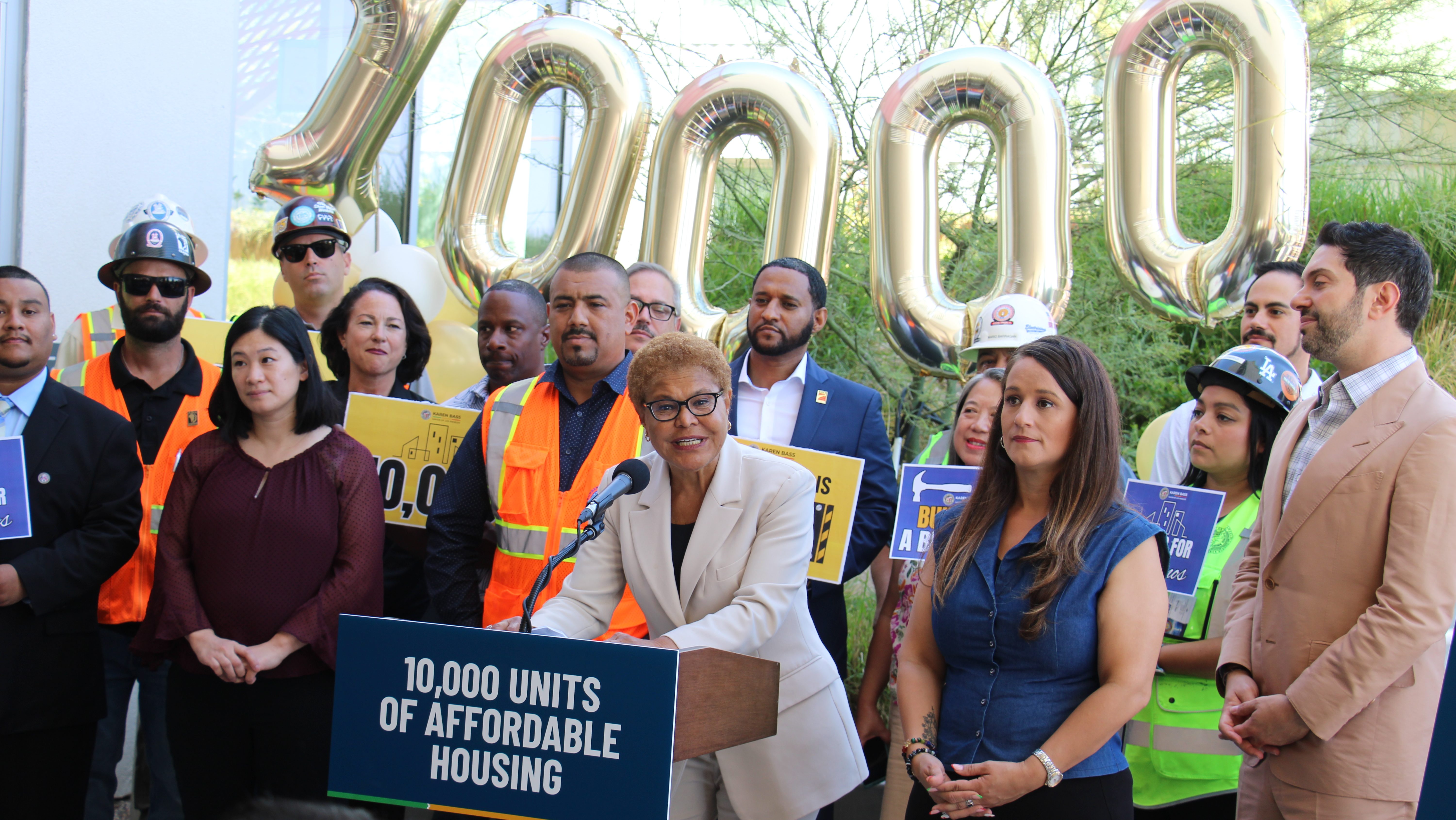 Bass celebra las 10,000 unidades de vivienda asequible en Los Ángeles