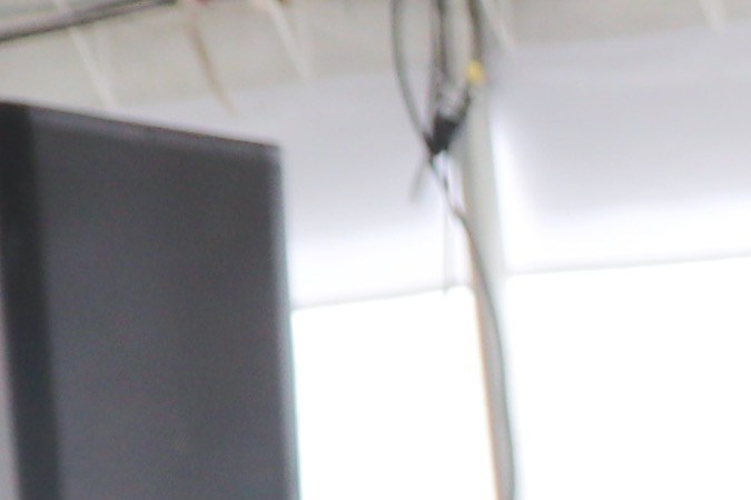 Verónica Mergarejo y su hija de 13 años, Amy con uno de los dibujos que hizo en de taller para estudiantes.