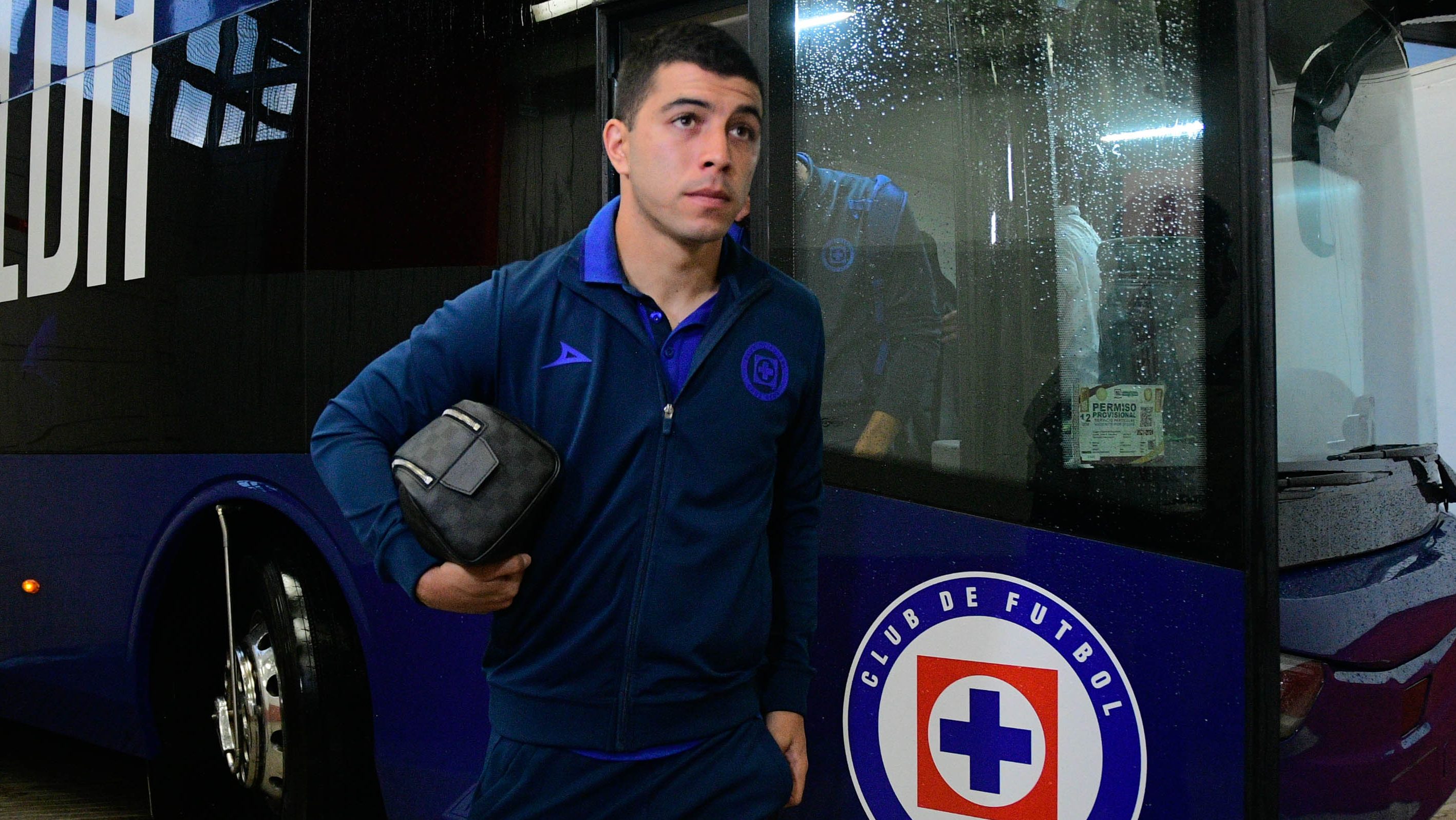 Erik Lira reporta con Cruz Azul con la certeza de que el Mónaco no lo descarta