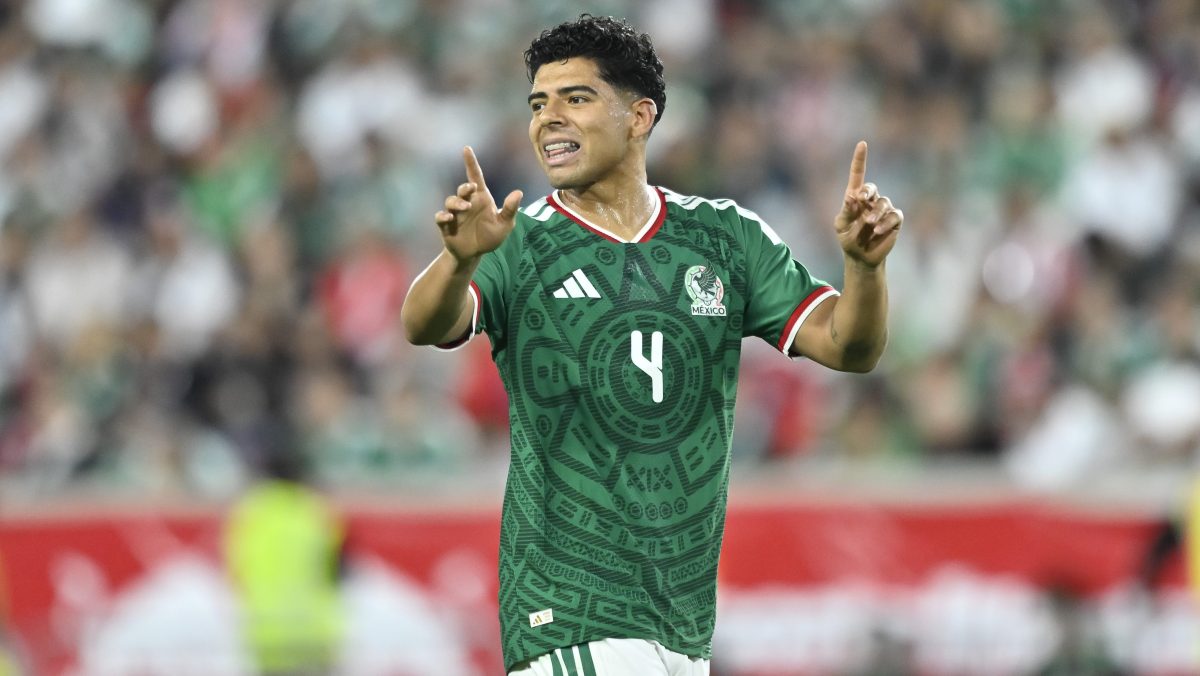 Víctor Guzmán reacciona a su primer gol con la selección de México