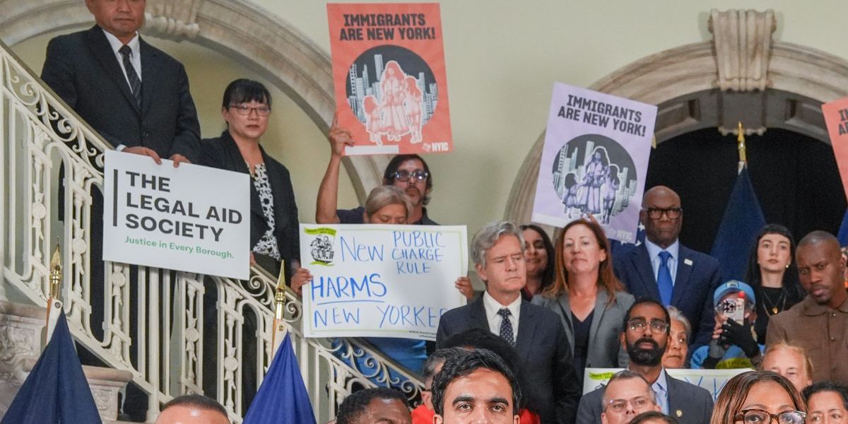 Letitia James y Zohran Mamdani anunciaron acciones legales contra la nueva regla de Trump sobre la green card.