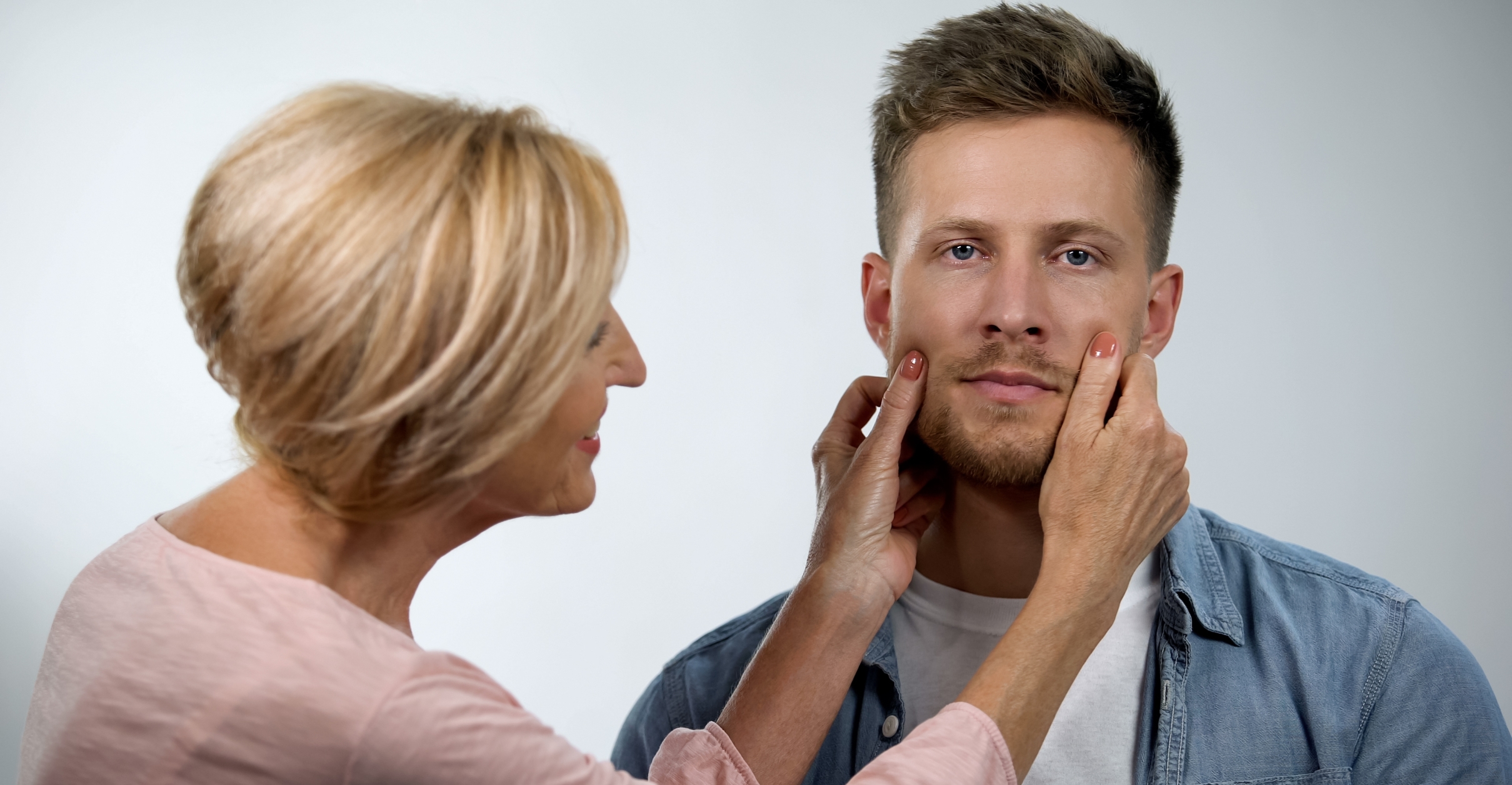 A pesar de la edad, sigue la "mamitis": por qué sucede y cómo superarla