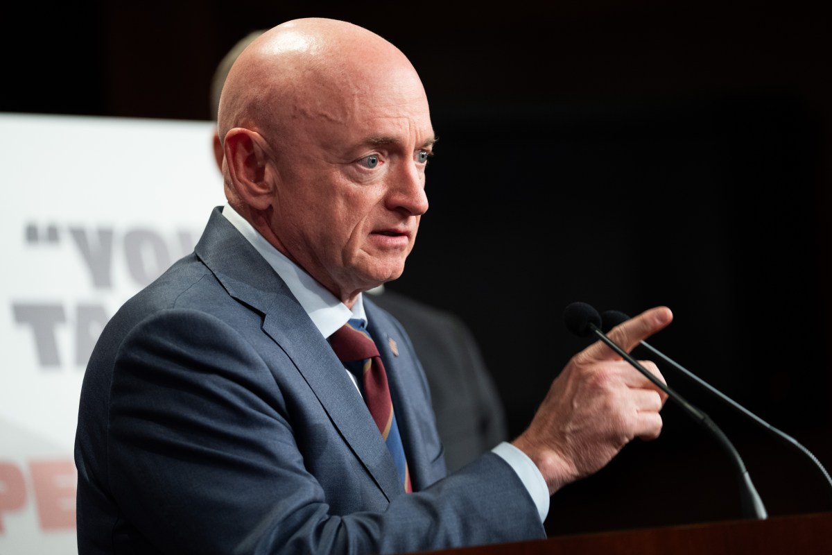 Mark Kelly afirma que Trump está “atascado” en Irán y carece de una salida clara
